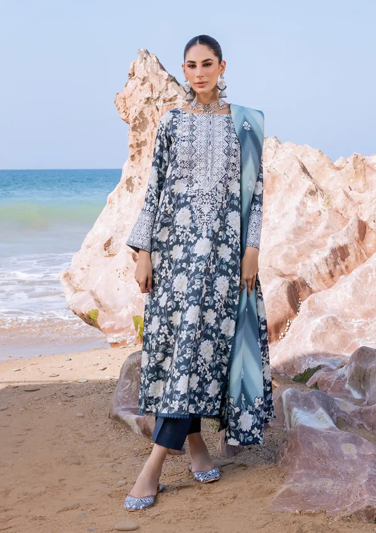 Zainab Chottani Winter Shawls'23 D-02 KINARA - Mohsin Saeed Fabrics