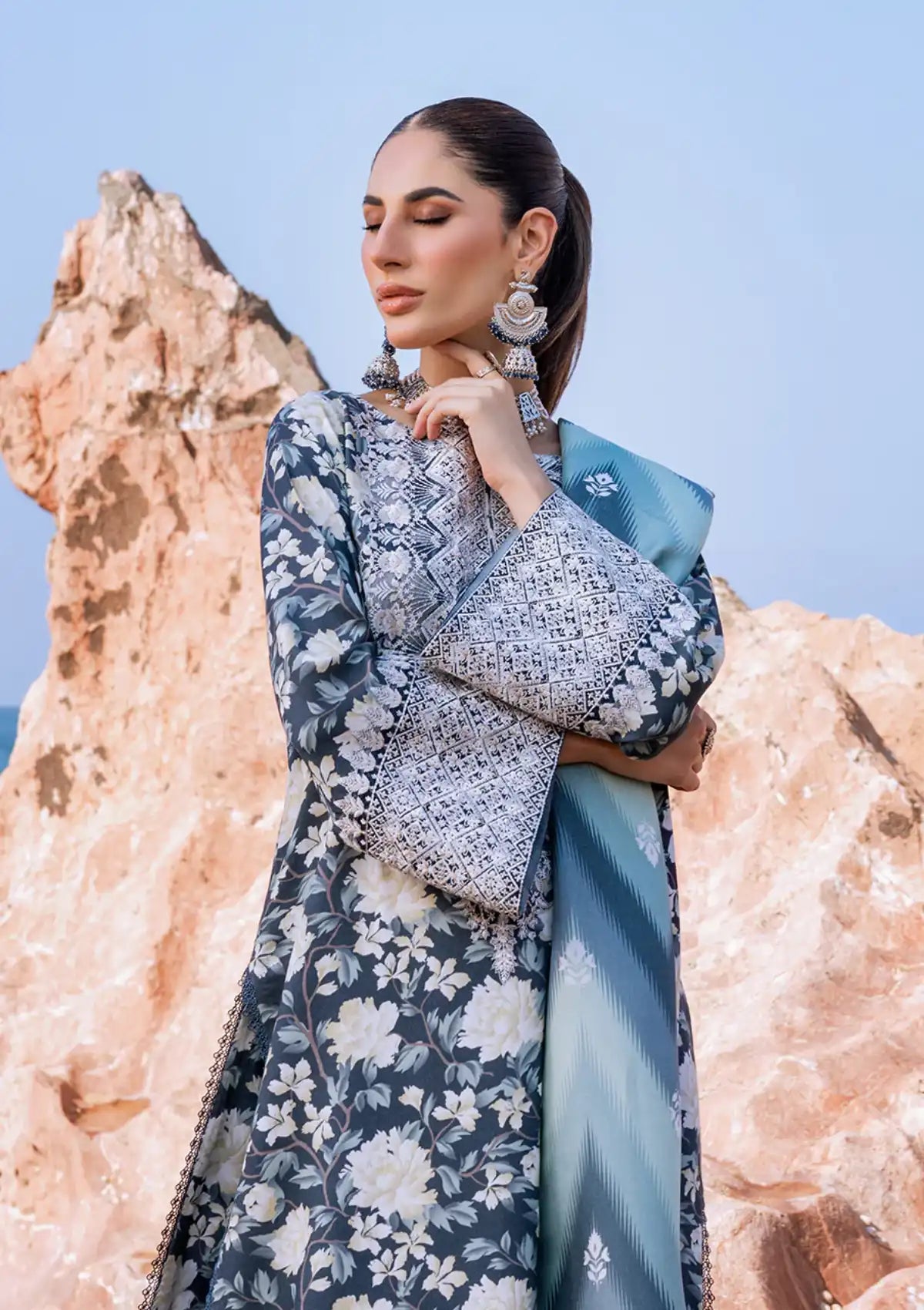 Zainab Chottani Winter Shawls'23 D-02 KINARA - Mohsin Saeed Fabrics