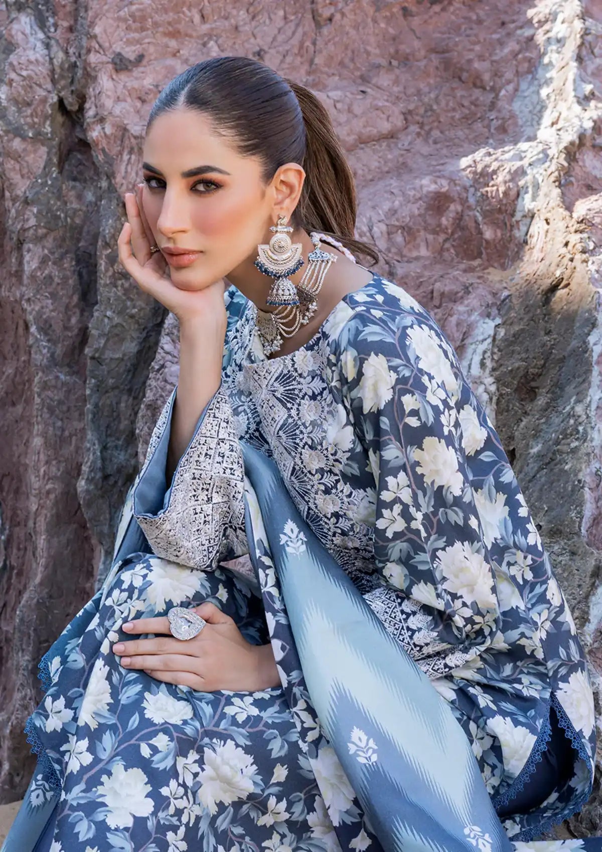 Zainab Chottani Winter Shawls'23 D-02 KINARA - Mohsin Saeed Fabrics