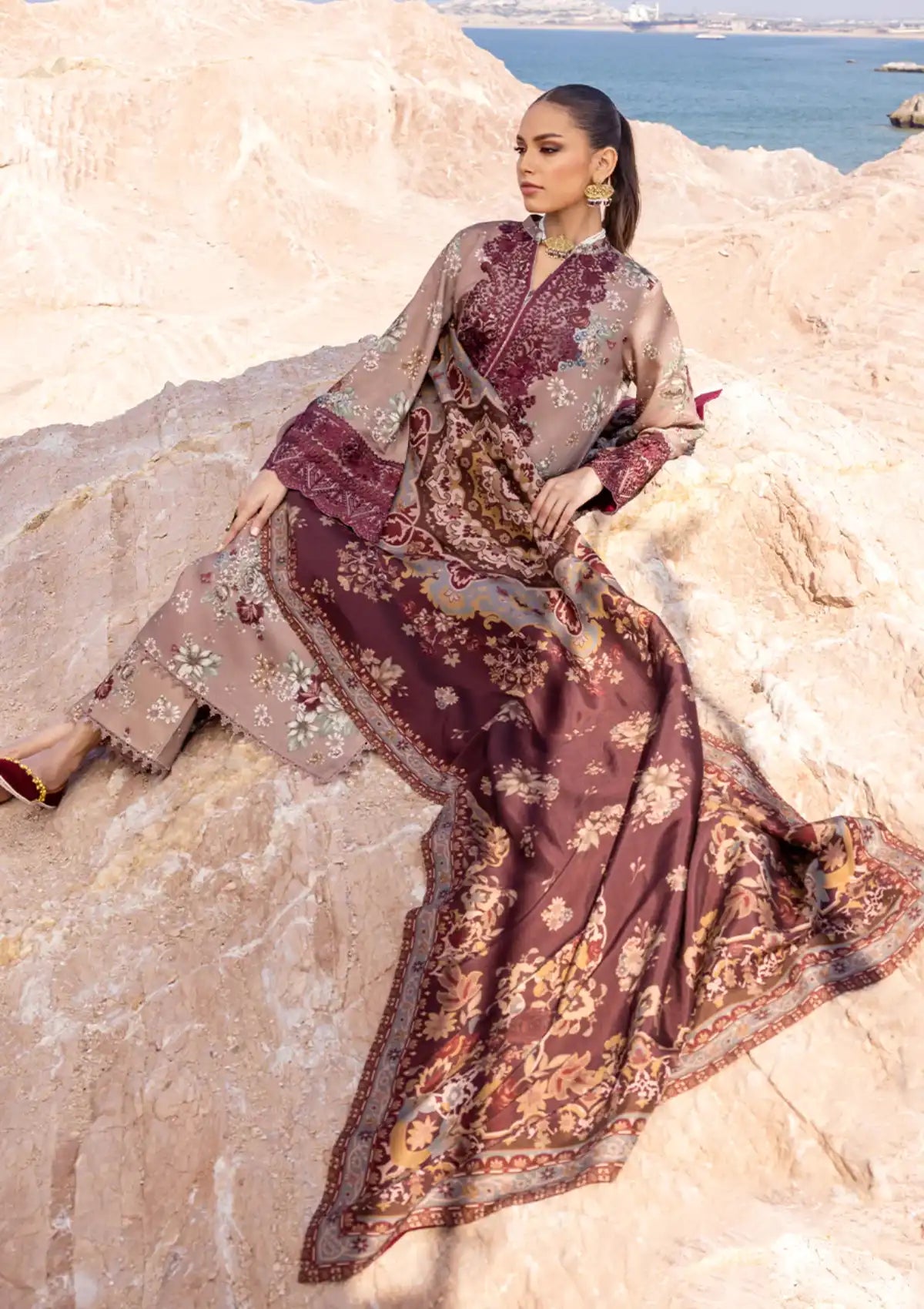 Zainab Chottani Winter Shawls'23 D-01 AKS - Mohsin Saeed Fabrics