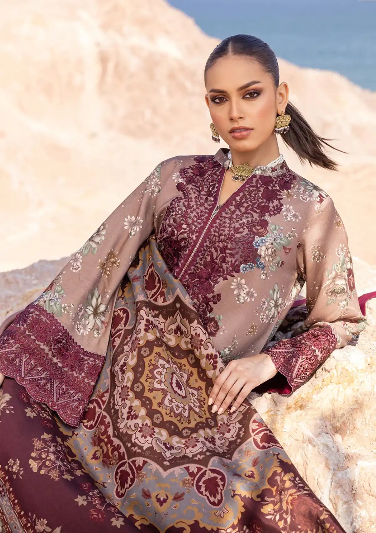Zainab Chottani Winter Shawls'23 D-01 AKS - Mohsin Saeed Fabrics