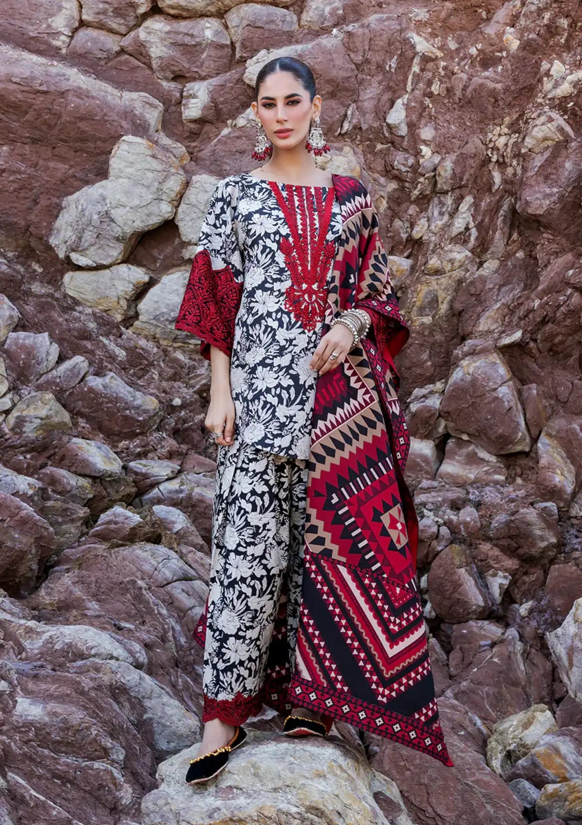 Zainab Chottani Winter Shawls'23 D-03 ASNA - Mohsin Saeed Fabrics