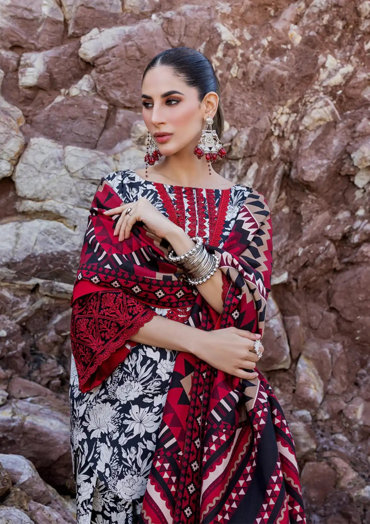 Zainab Chottani Winter Shawls'23 D-03 ASNA - Mohsin Saeed Fabrics