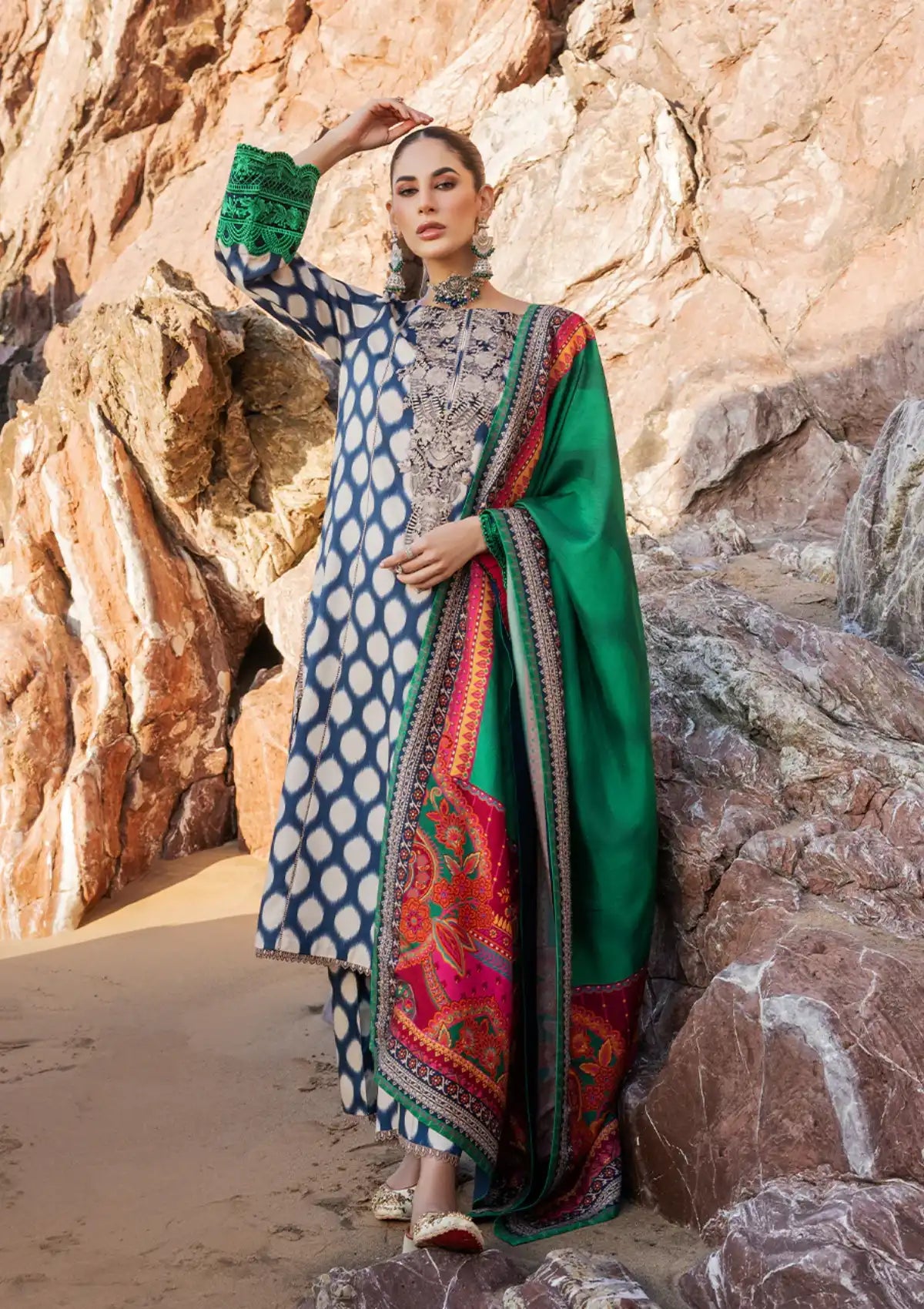Zainab Chottani Winter Shawls'23 D-04 KIARA - Mohsin Saeed Fabrics