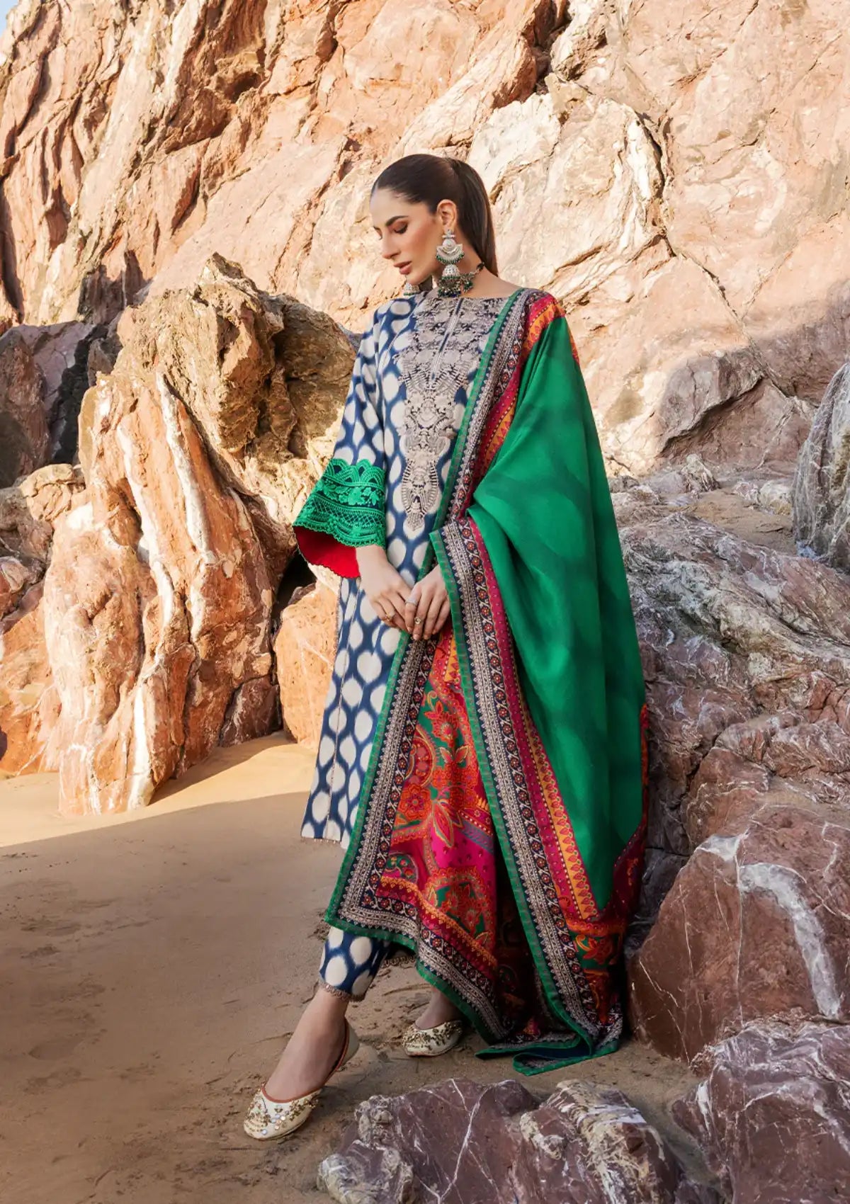 Zainab Chottani Winter Shawls'23 D-04 KIARA - Mohsin Saeed Fabrics