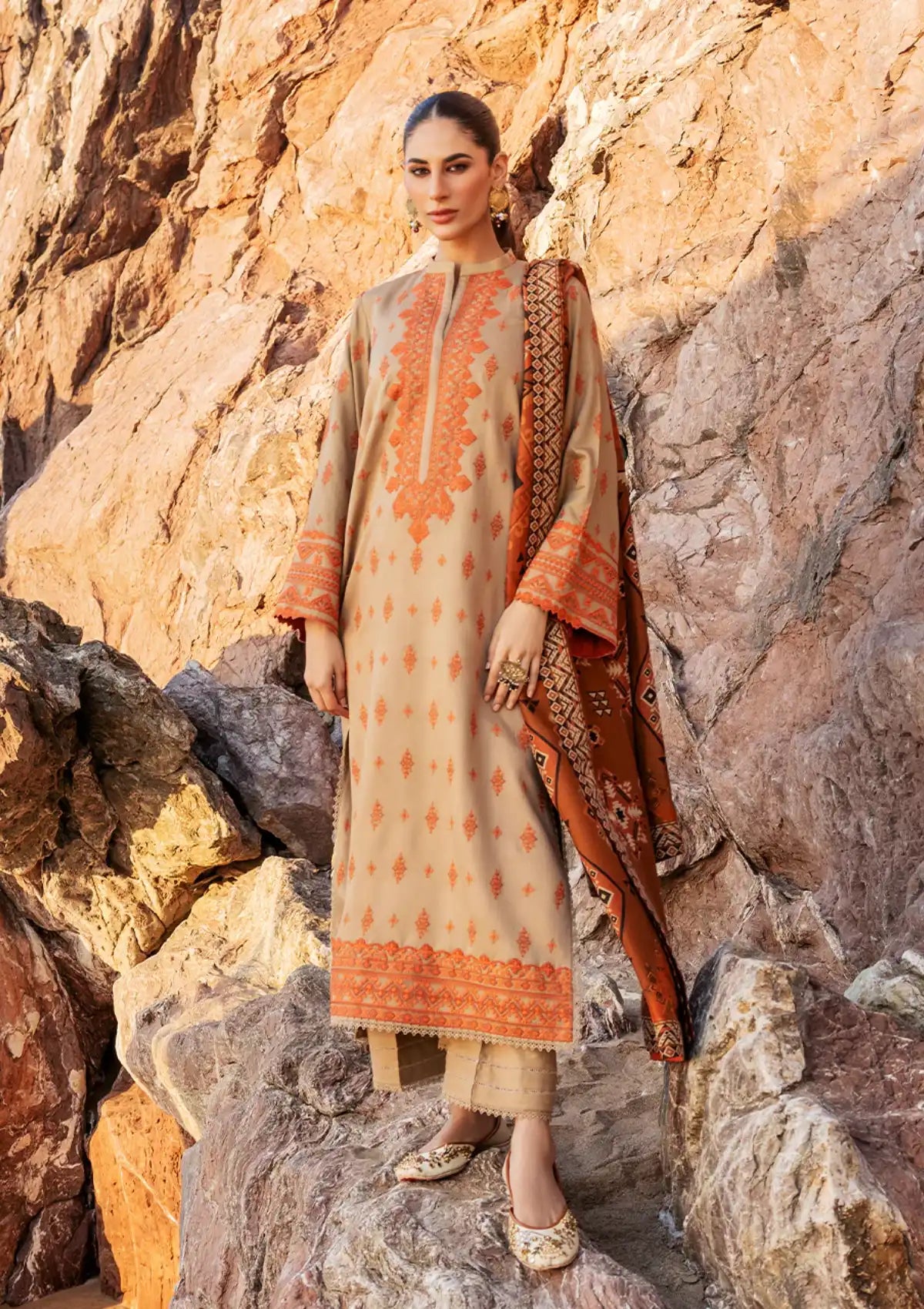 Zainab Chottani Winter Shawls'23 D-06 AZAL - Mohsin Saeed Fabrics