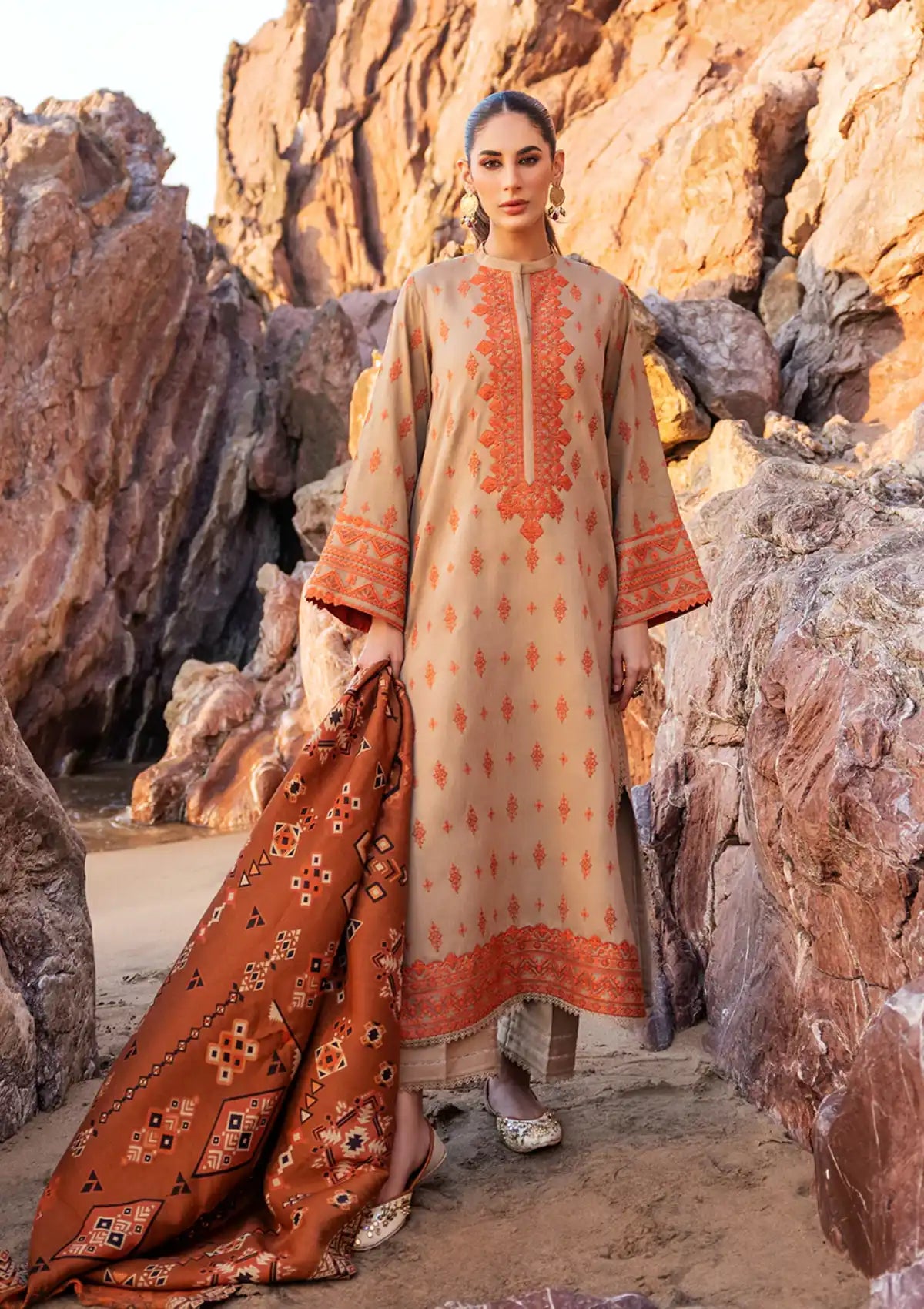 Zainab Chottani Winter Shawls'23 D-06 AZAL - Mohsin Saeed Fabrics