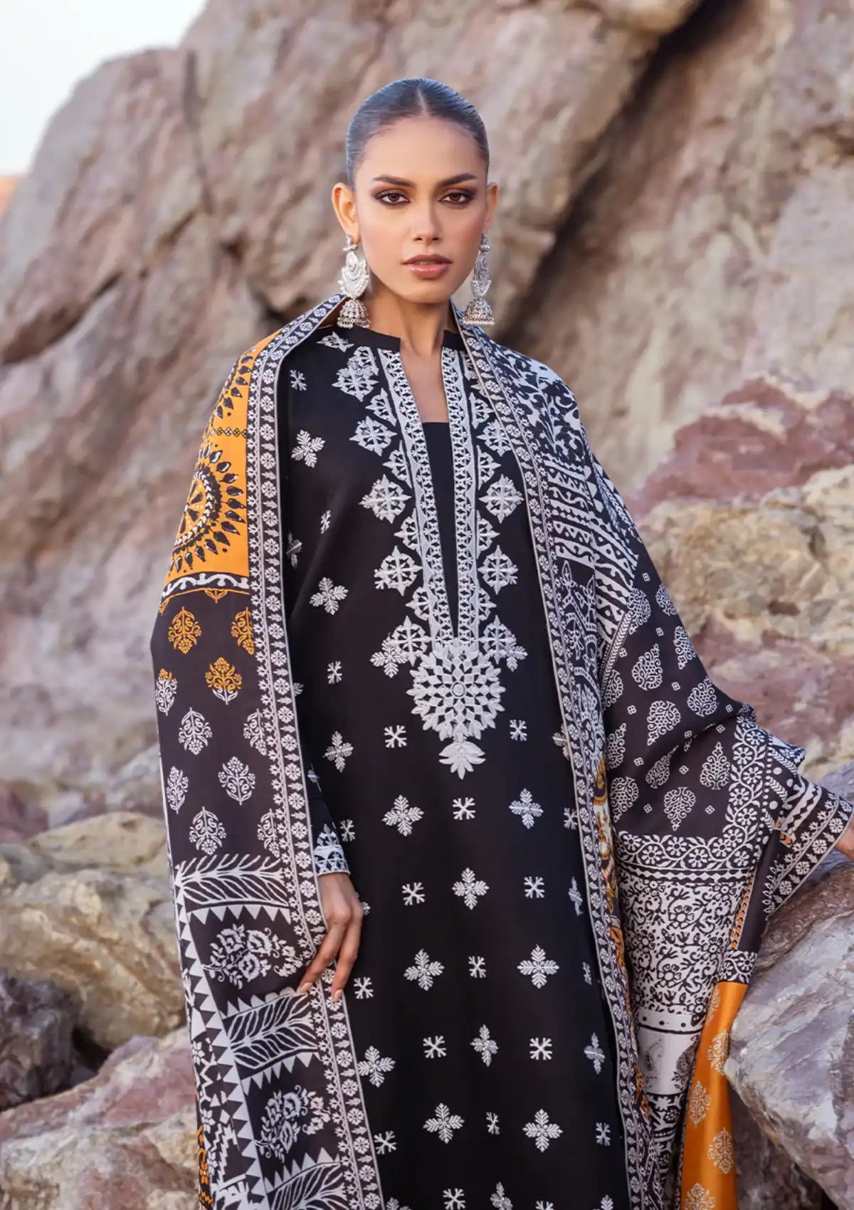 Zainab Chottani Winter Shawls'23 D-09 RYMA - Mohsin Saeed Fabrics