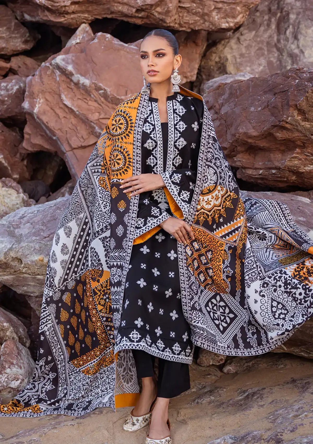 Zainab Chottani Winter Shawls'23 D-09 RYMA - Mohsin Saeed Fabrics
