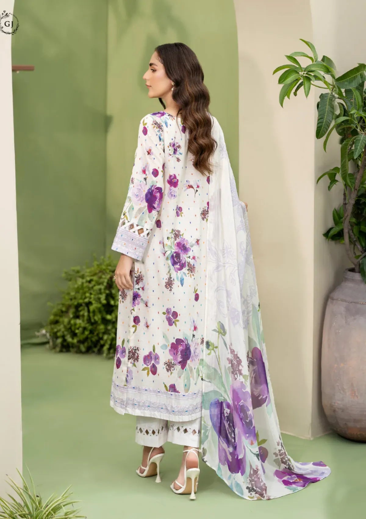 mohsin-saeed-fabrics-affordable-luxury-outfits-for-daily-formal-and-wedding-wear-This-product-is-from-hemayal-lawn25-d-05-is-available-on-Mohsin-saeed-fabrics-website.