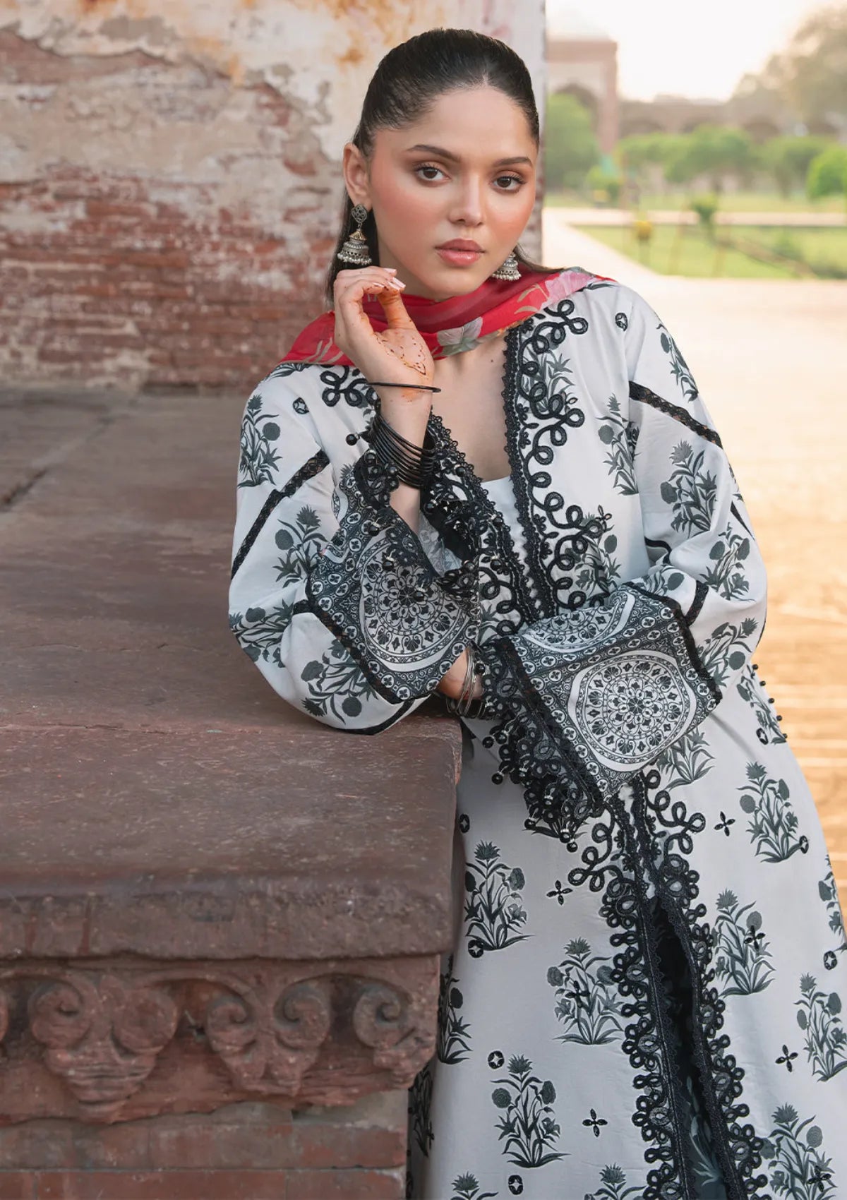 Bin Ilyas Naqsh Naaz Luxury Lawn'25 D-2082 A