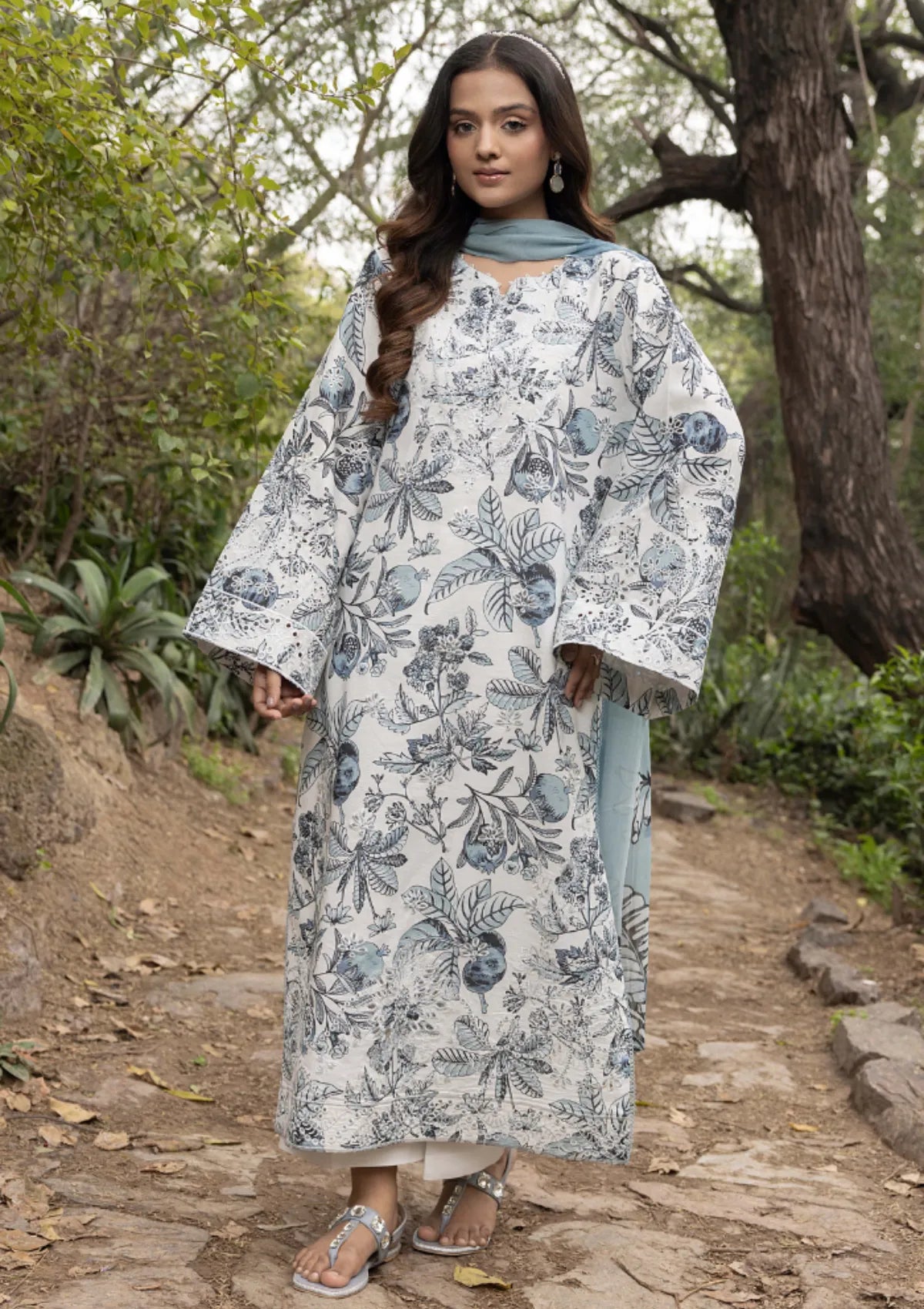 mohsin-saeed-fabrics-is-selling-online-and-in stores-Luxury-daily-wear-wedding-wear-formal-wear-in-budgeted-price-This-product-is-from-humdum-eden-garden-lawn25-d-09-is-available-on-Mohsin-saeed-fabrics-website.