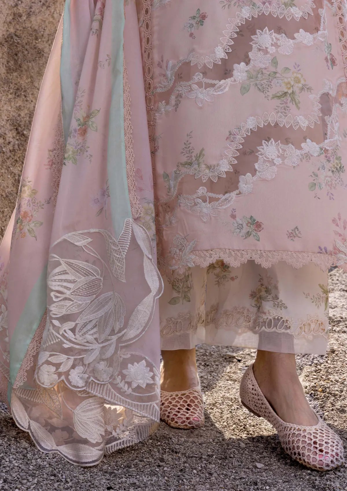 mohsin-saeed-fabrics-is-selling-online-and-in stores-Luxury-daily-wear-wedding-wear-formal-wear-in-budgeted-price-This-product-is-from-saira-shakira-lawn25-serena-b-is-available-on-Mohsin-saeed-fabrics-website.