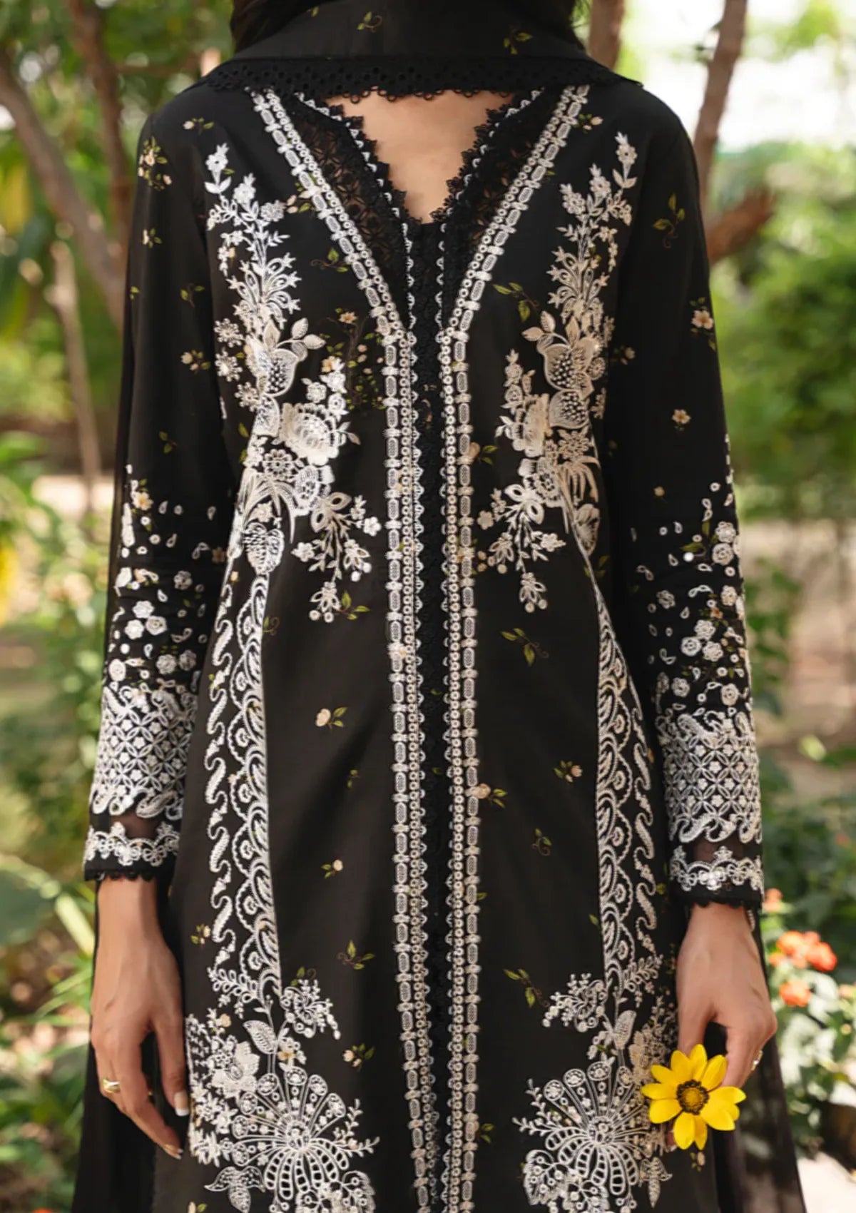 Ayzel Whisper Emb Lawn'26 -1235 NIGHTVEIL