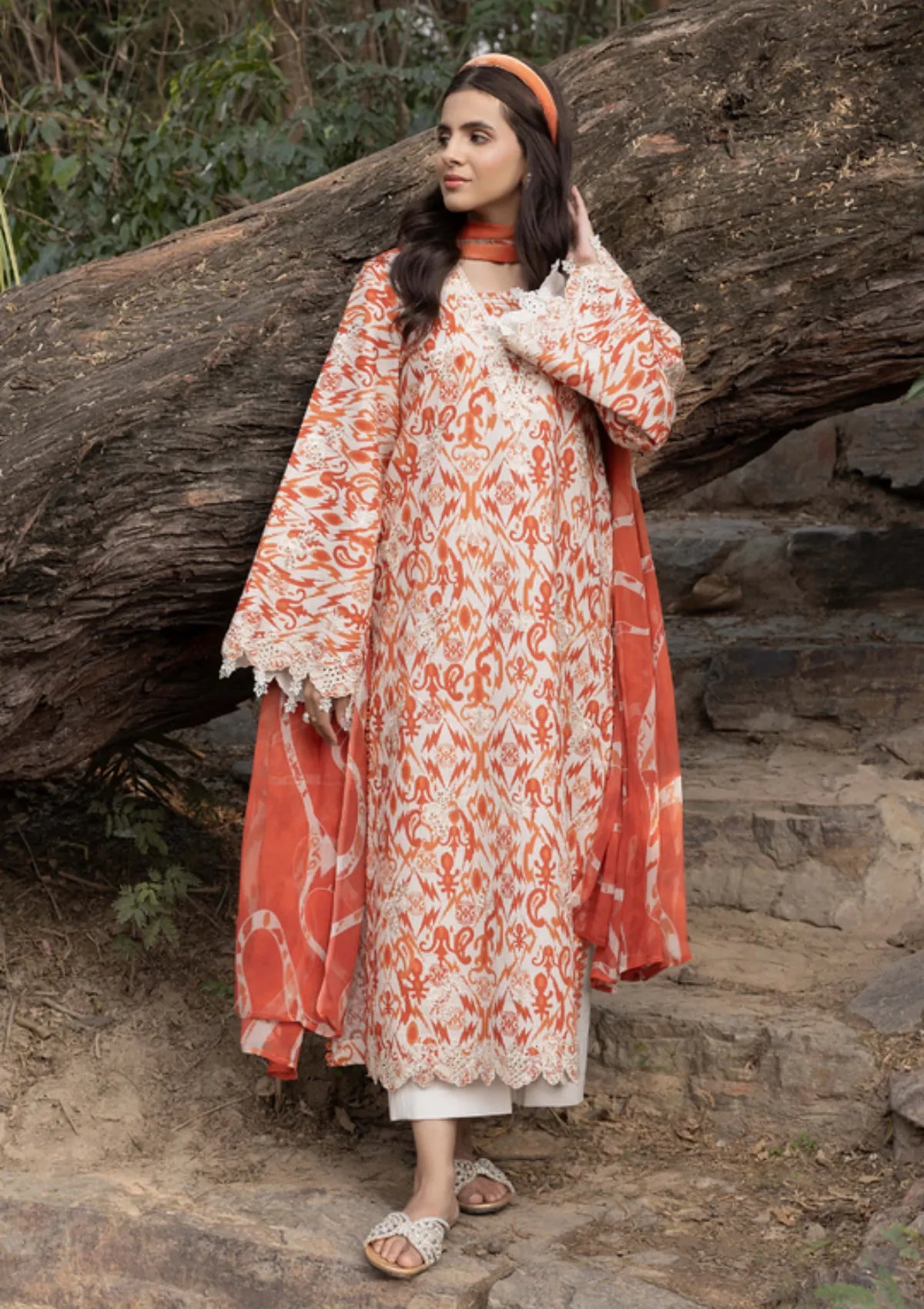 mohsin-saeed-fabrics-is-selling-online-and-in stores-Luxury-daily-wear-wedding-wear-formal-wear-in-budgeted-price-This-product-is-from-humdum-eden-garden-lawn25-d-01-is-available-on-Mohsin-saeed-fabrics-website.