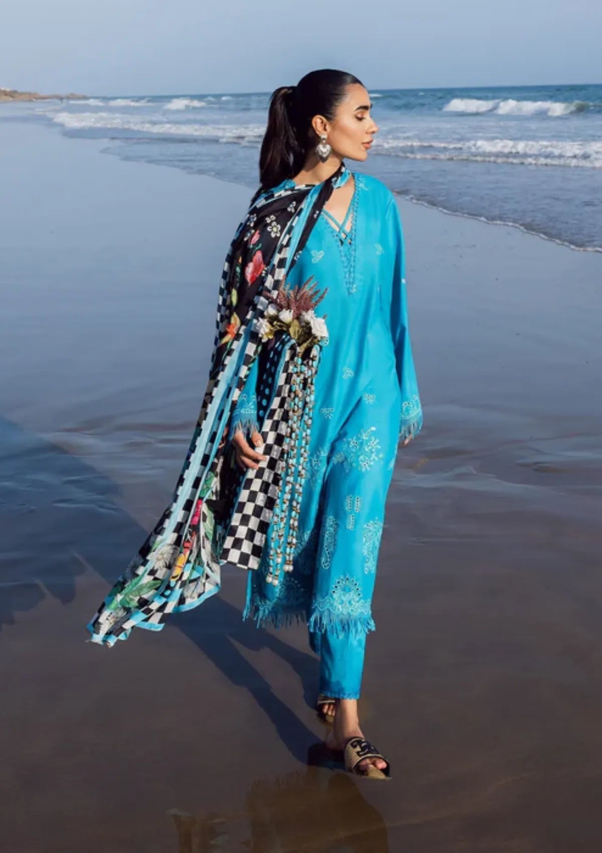 mohsin-saeed-fabrics-is-selling-online-and-in stores-Luxury-daily-wear-wedding-wear-formal-wear-in-budgeted-price-This-product-is-from-siraa-by-sfk-everyday-lawn25-d-09-is-available-on-Mohsin-saeed-fabrics-website.
