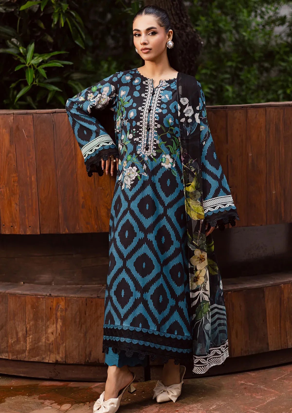 mohsin-saeed-fabrics-is-selling-online-and-in stores-Luxury-daily-wear-wedding-wear-formal-wear-in-budgeted-price-This-product-is-from-nureh-signature-prints-linen25-sp-165-is-available-on-Mohsin-saeed-fabrics-website.