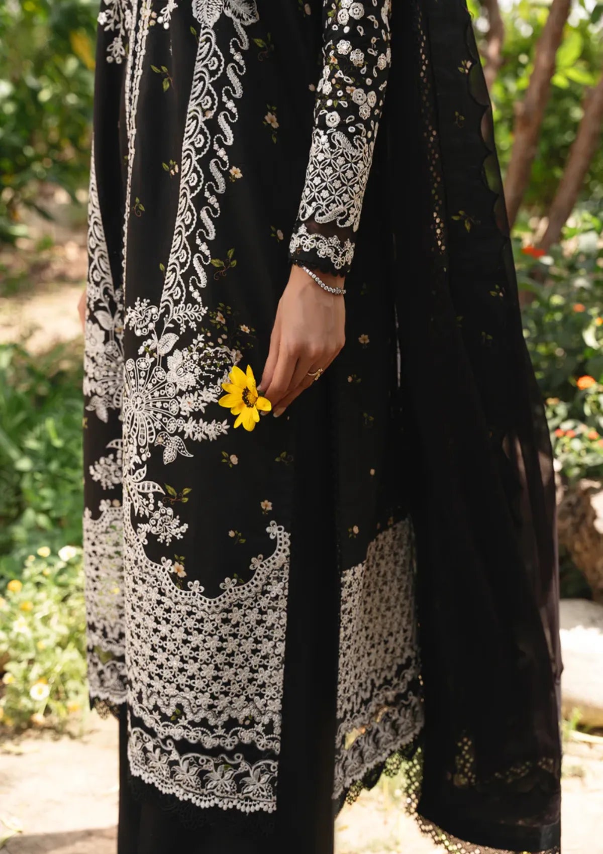 Ayzel Whisper Emb Lawn'26 -1235 NIGHTVEIL