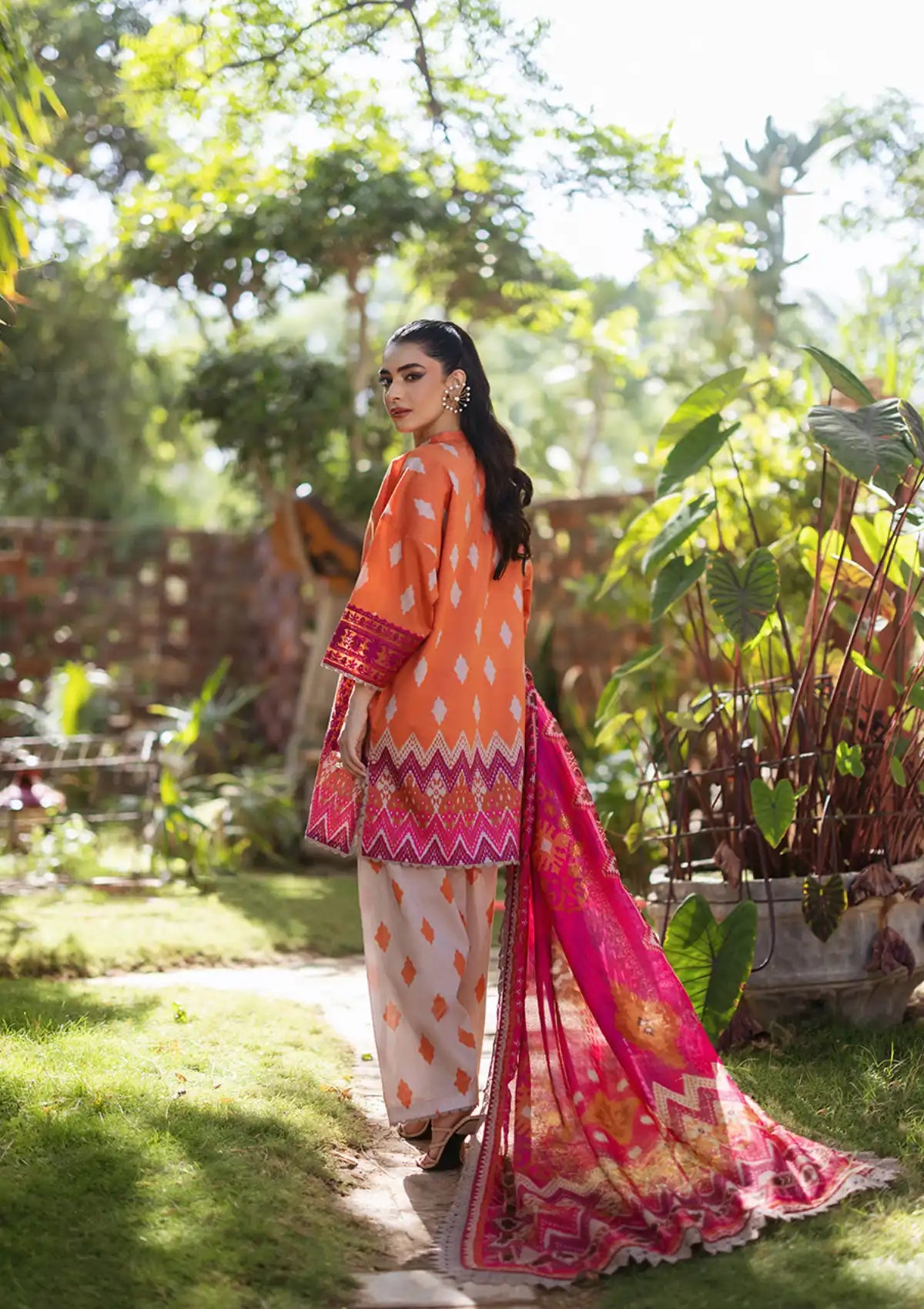 Tahra By Zainab Chottani Lawn'24 D-08B-LIZA - Mohsin Saeed Fabrics