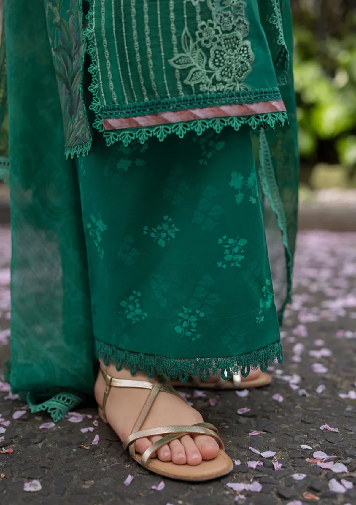 mohsin-saeed-fabrics-luxury-fashion-collection-daily-wear-wedding-and-formal-in-budget-This-product-is-from-sobia-nazir-sn-basics-printed-lawn25-d-05b-is-available-on-Mohsin-saeed-fabrics-website.