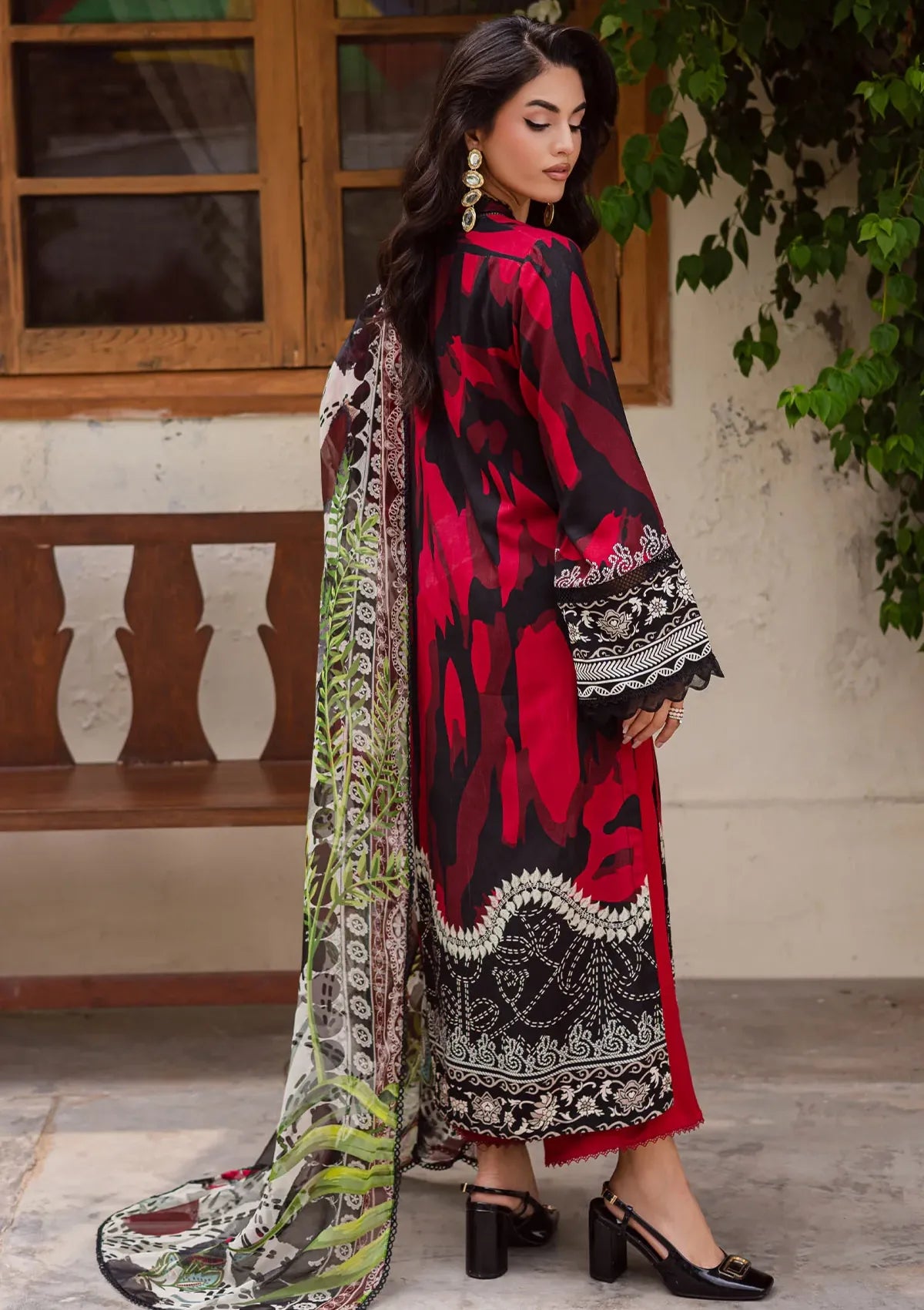 mohsin-saeed-fabrics-is-selling-online-and-in stores-Luxury-daily-wear-wedding-wear-formal-wear-in-budgeted-price-This-product-is-from-nureh-signature-prints-linen25-sp-169-is-available-on-Mohsin-saeed-fabrics-website.