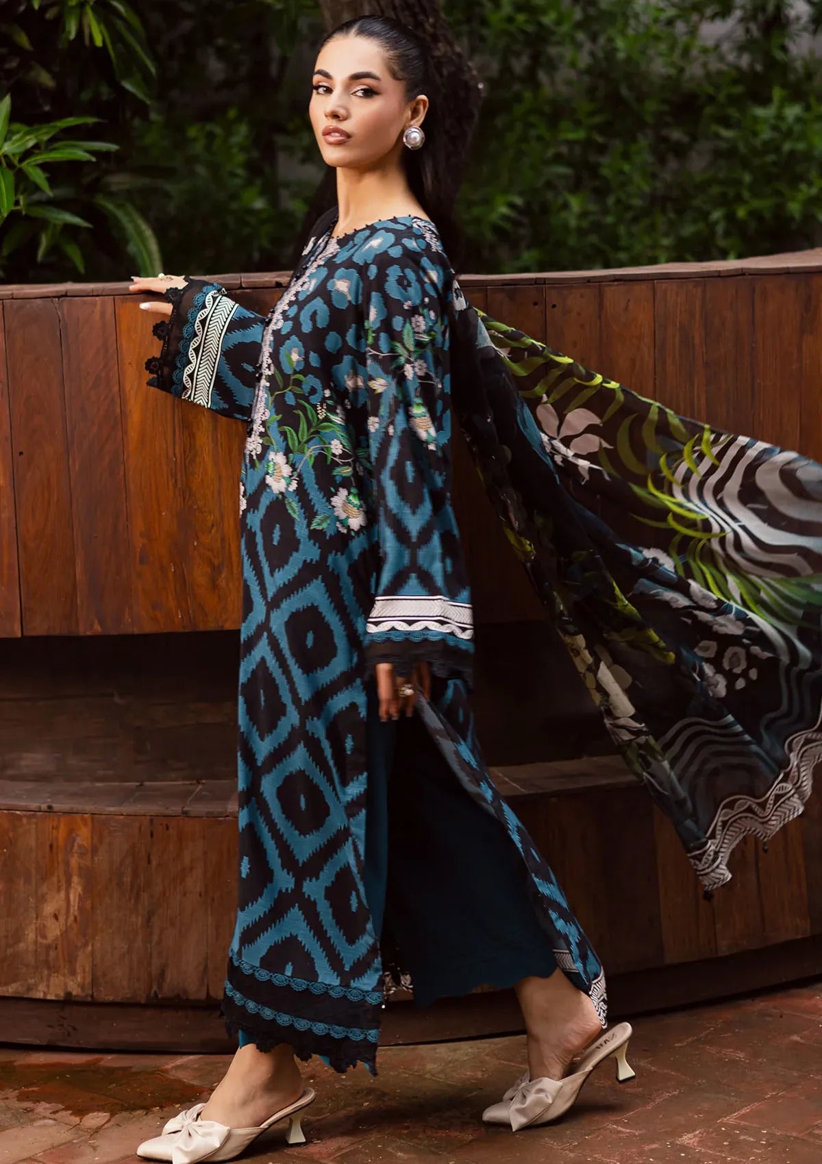 mohsin-saeed-fabrics-is-selling-online-and-in stores-Luxury-daily-wear-wedding-wear-formal-wear-in-budgeted-price-This-product-is-from-nureh-signature-prints-linen25-sp-165-is-available-on-Mohsin-saeed-fabrics-website.