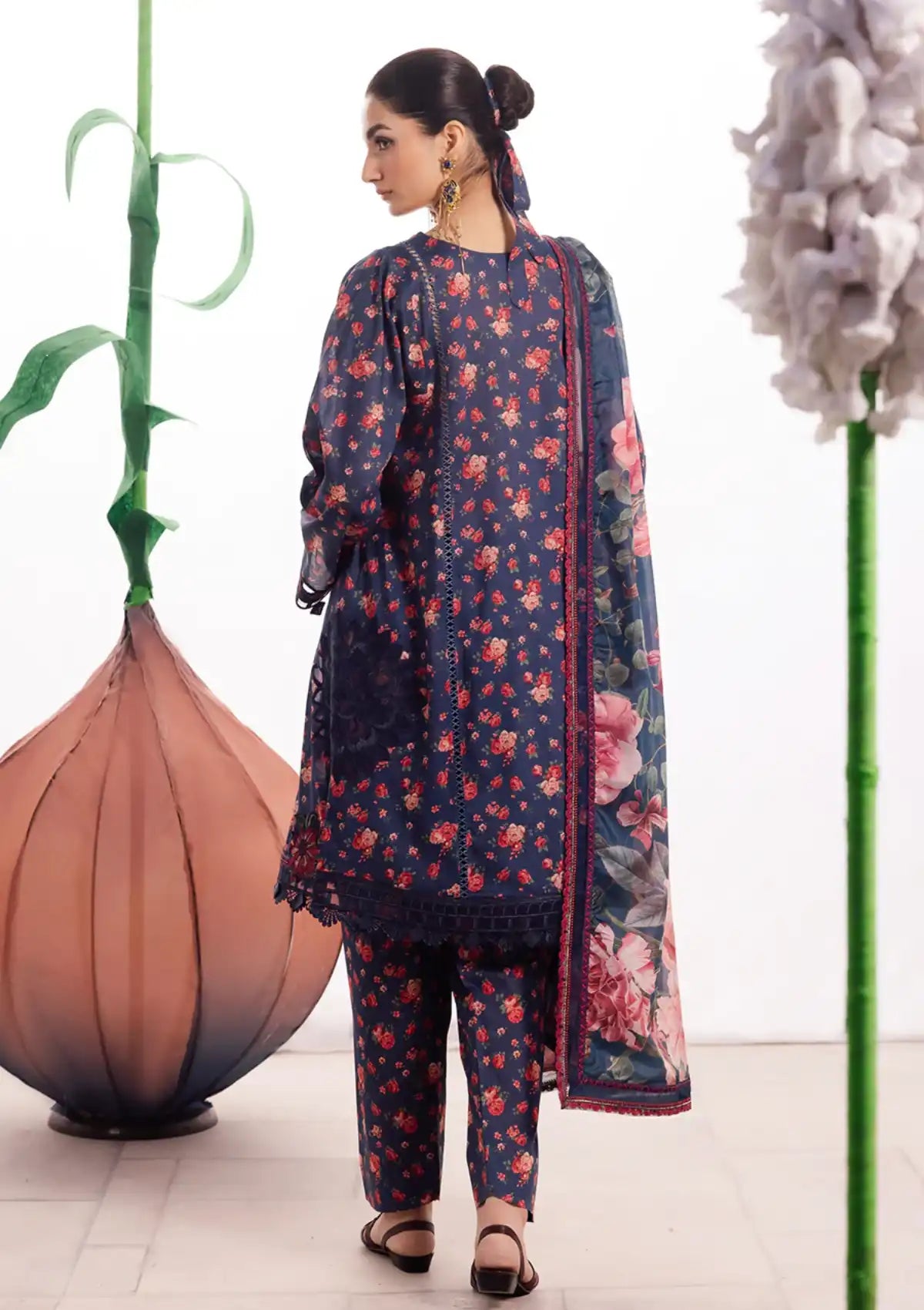 Iznik Dahlia Luxury Lawn'24 DL-07 - Mohsin Saeed Fabrics