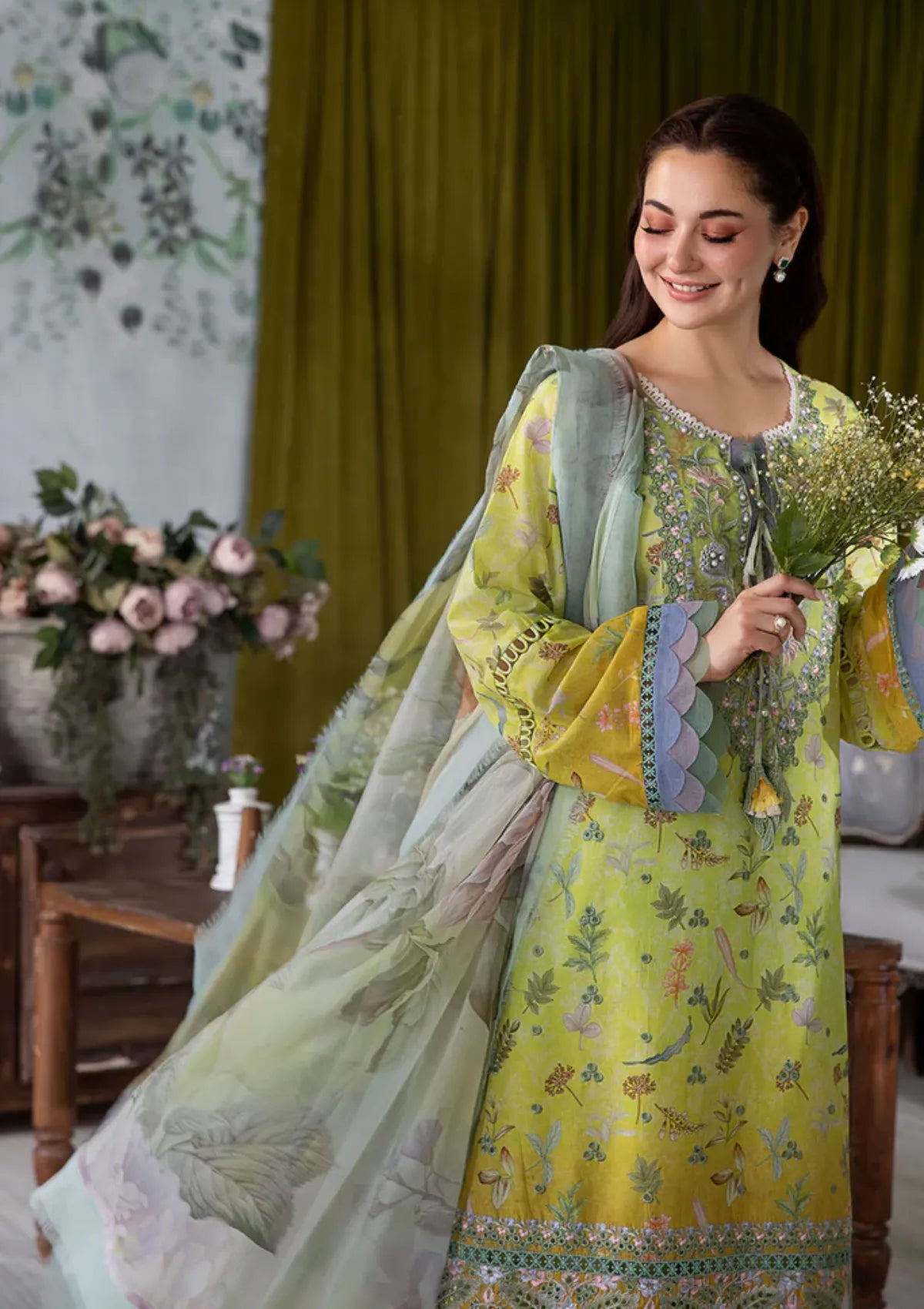 mohsin-saeed-fabrics-is-selling-online-and-in stores-Luxury-daily-wear-wedding-wear-formal-wear-in-budgeted-price-This-product-is-from-sobia-nazir-vital-vol-2-lawn25-d-6a-is-available-on-Mohsin-saeed-fabrics-website.