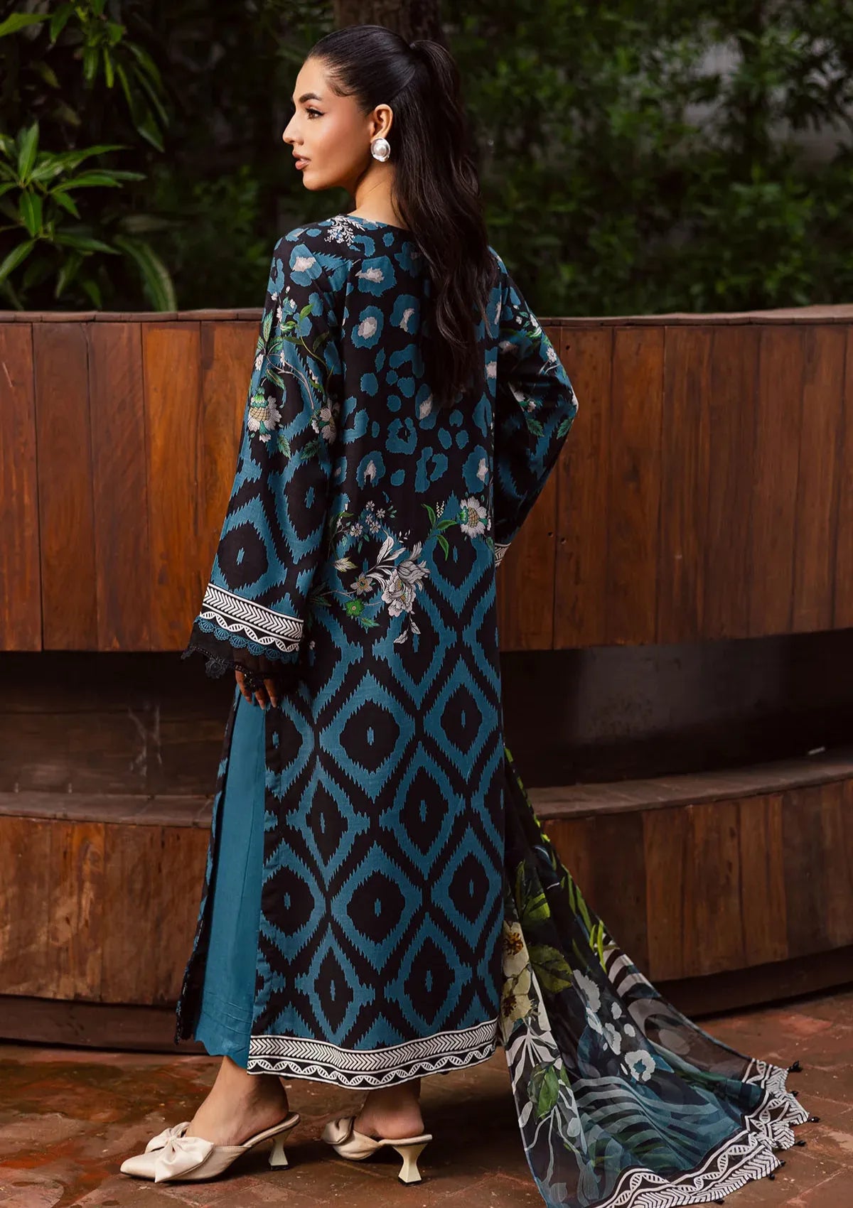 mohsin-saeed-fabrics-is-selling-online-and-in stores-Luxury-daily-wear-wedding-wear-formal-wear-in-budgeted-price-This-product-is-from-nureh-signature-prints-linen25-sp-165-is-available-on-Mohsin-saeed-fabrics-website.