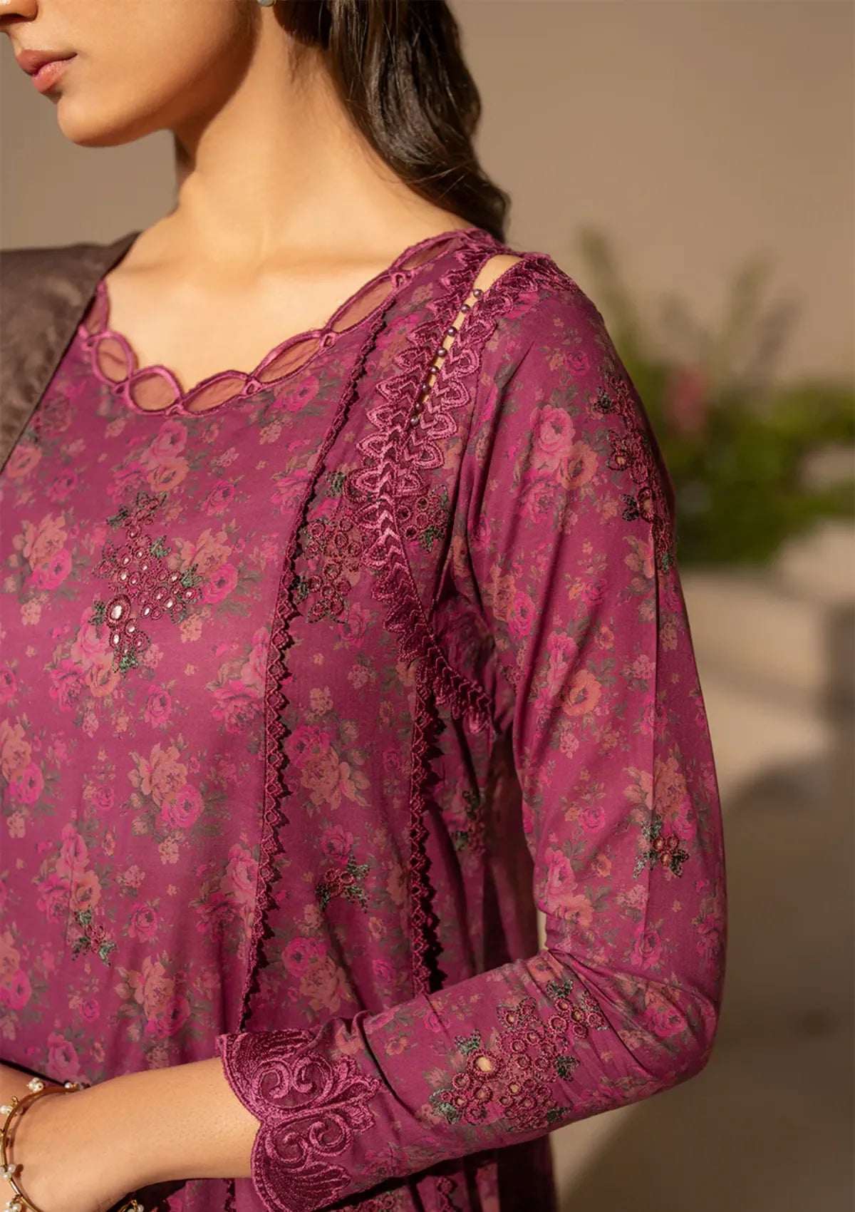 mohsin-saeed-fabrics-affordable-luxury-outfits-for-daily-formal-and-wedding-wear-This-product-is-from-iznik-festive-eid-lawn25-efl-09-is-available-on-Mohsin-saeed-fabrics-website.