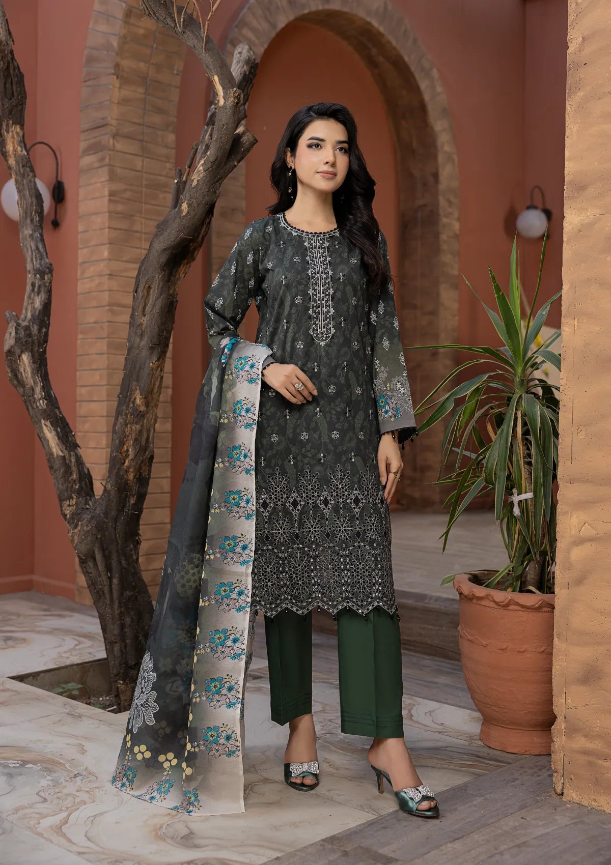 Waresha Noore Luxe Lawn'26 NL-08 Falak Naz