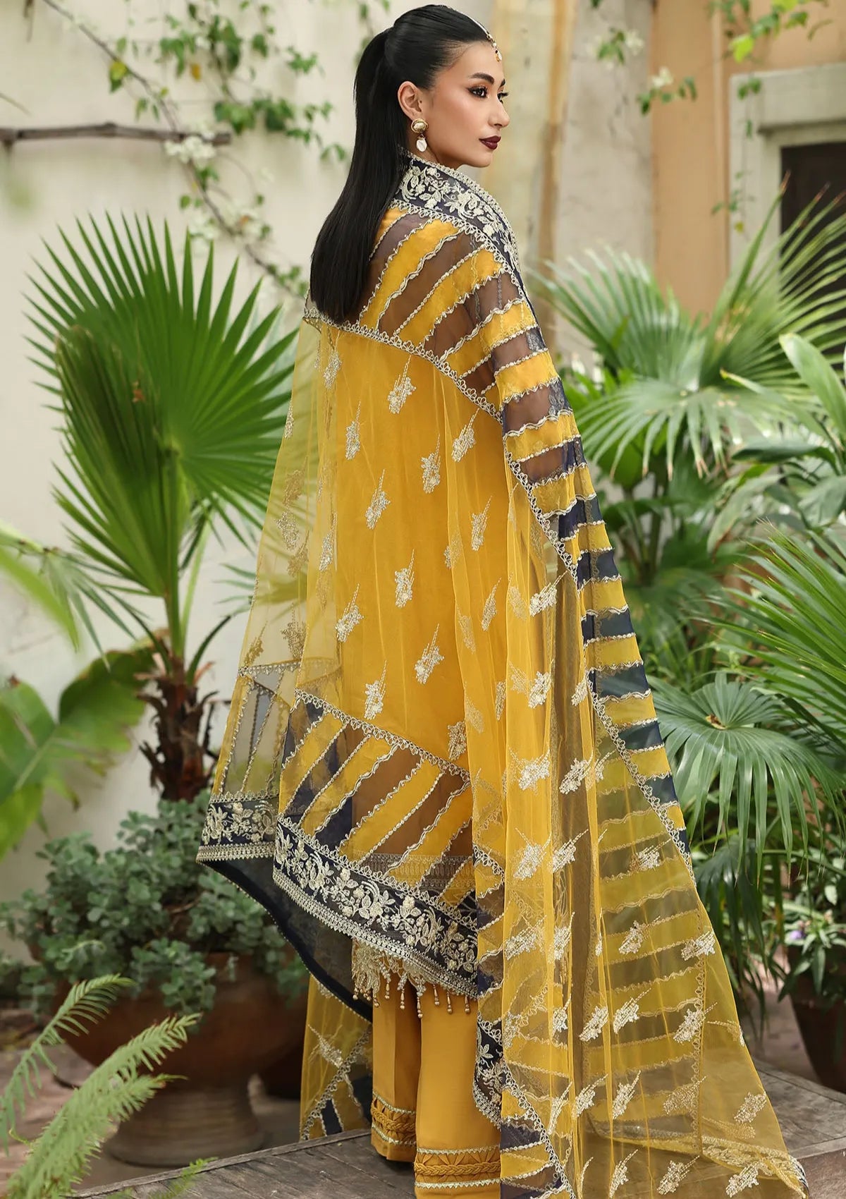 mohsin-saeed-fabrics-affordable-luxury-outfits-for-daily-formal-and-wedding-wear-This-product-is-from-imrozia-saiyara-luxury-farmals25-d-230-zareha-is-available-on-Mohsin-saeed-fabrics-website.