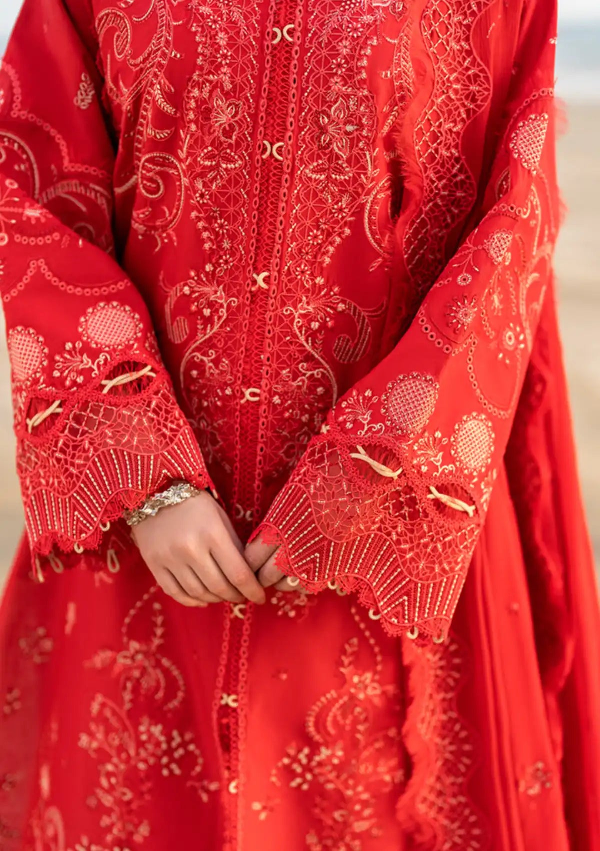 mohsin-saeed-fabrics-designer-daily-wear-formal-and-wedding-suits-within-budget-This-product-is-from-qalamkar-sahil-luxury-lawn25-fk-07-bella-is-available-on-Mohsin-saeed-fabrics-website.