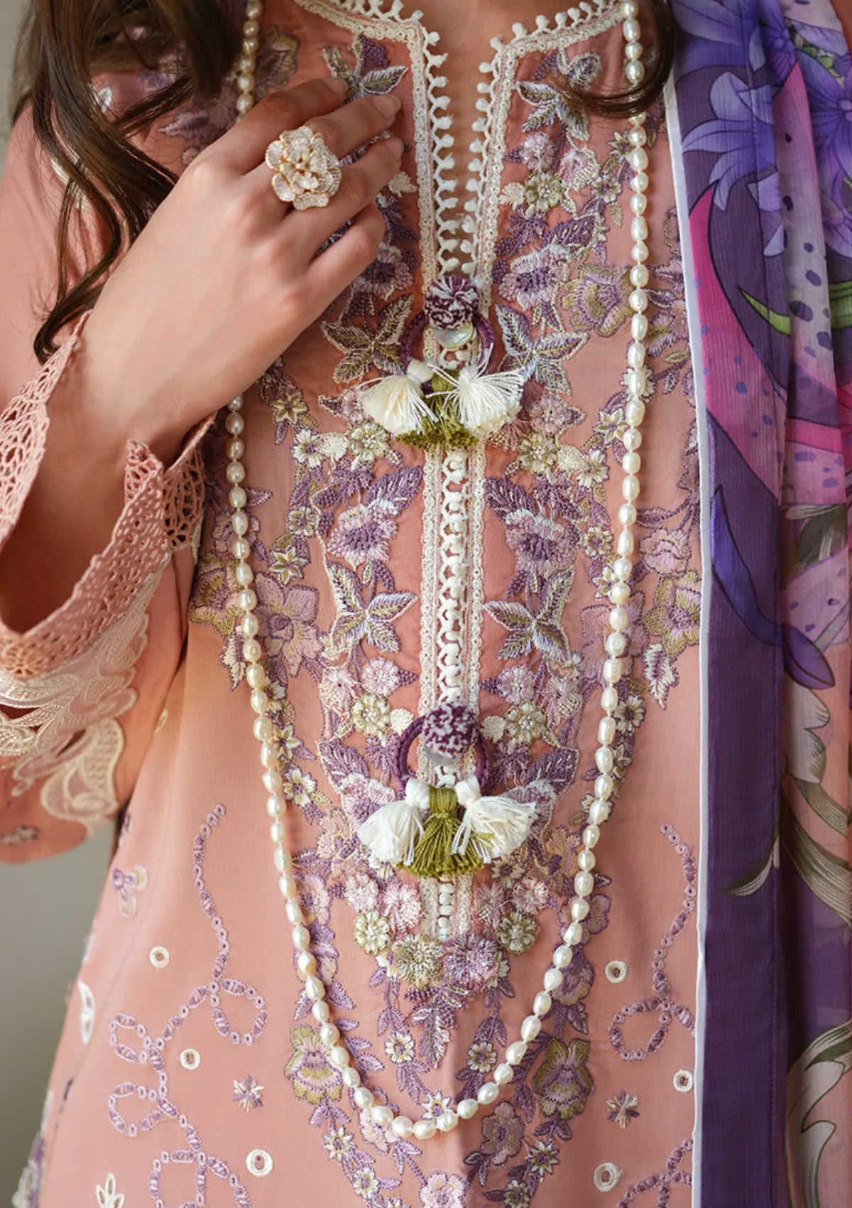 Mushq Amoi Held by Love'26 D-16 Daisy Chain