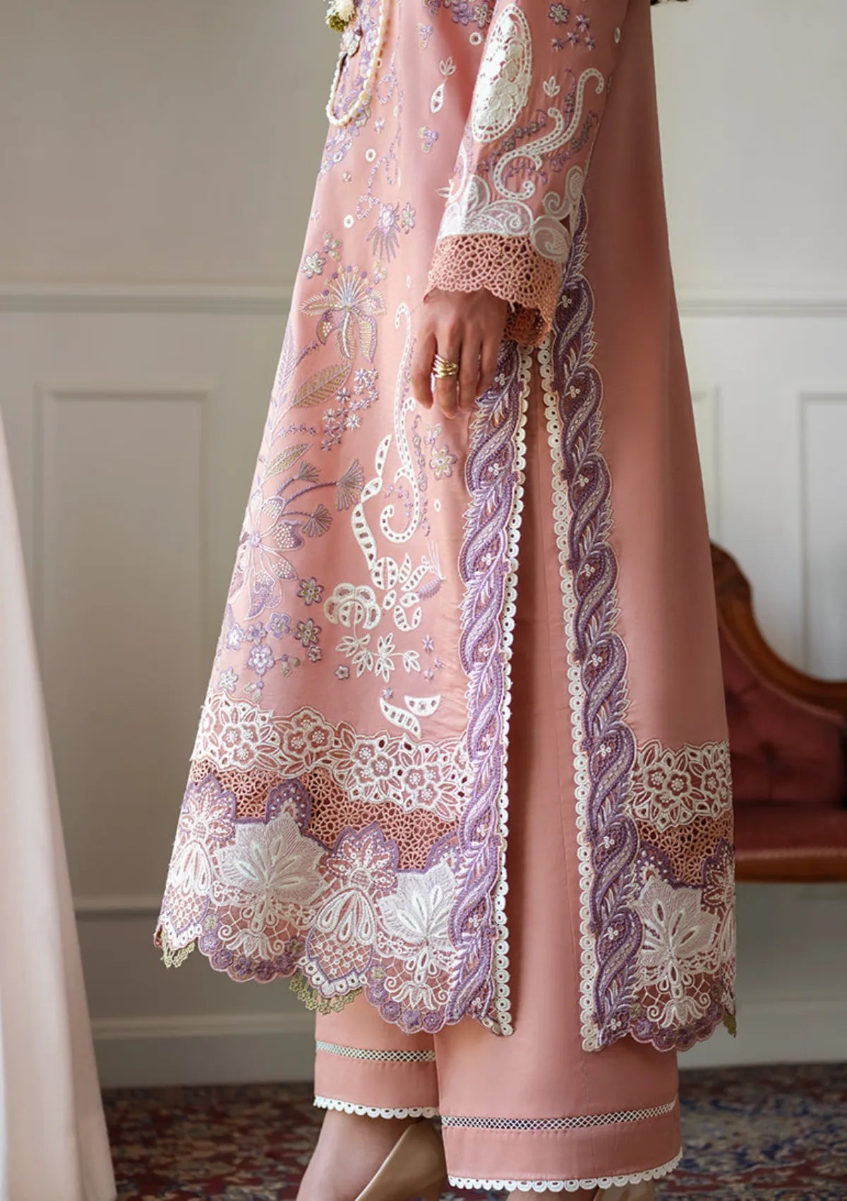 Mushq Amoi Held by Love'26 D-16 Daisy Chain