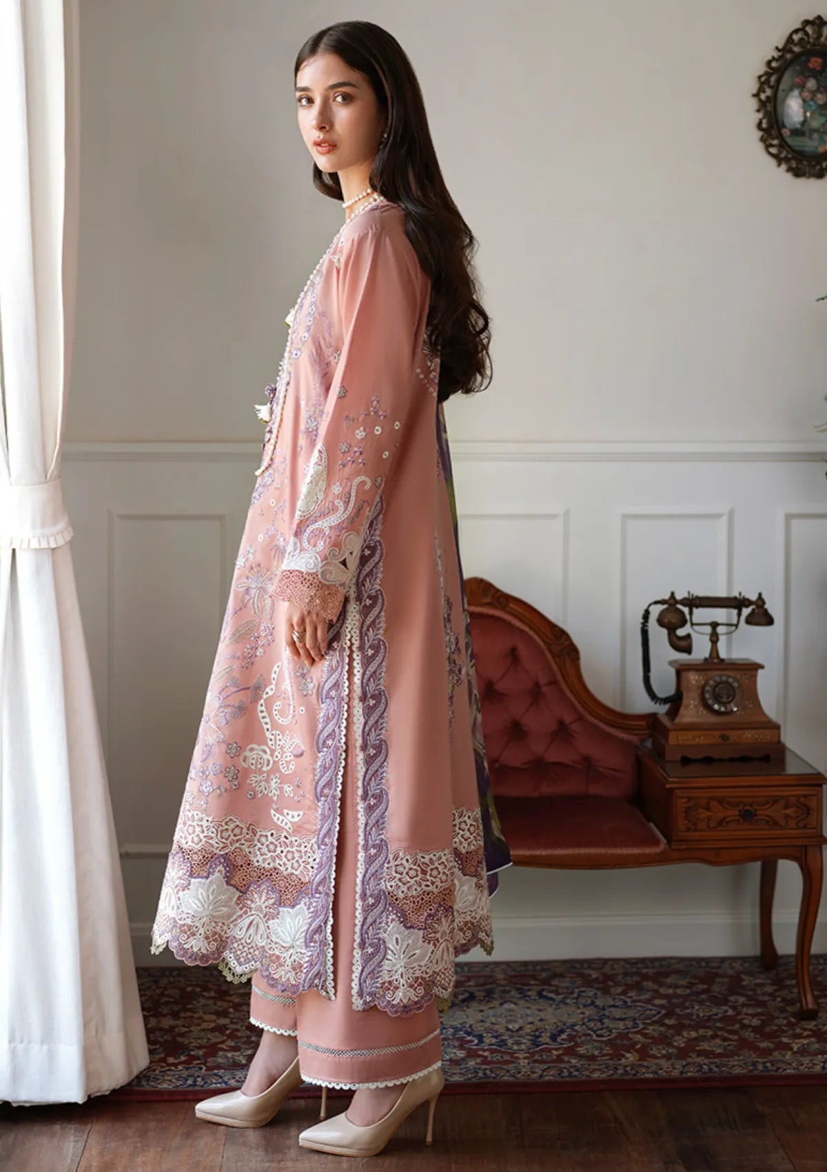 Mushq Amoi Held by Love'26 D-16 Daisy Chain