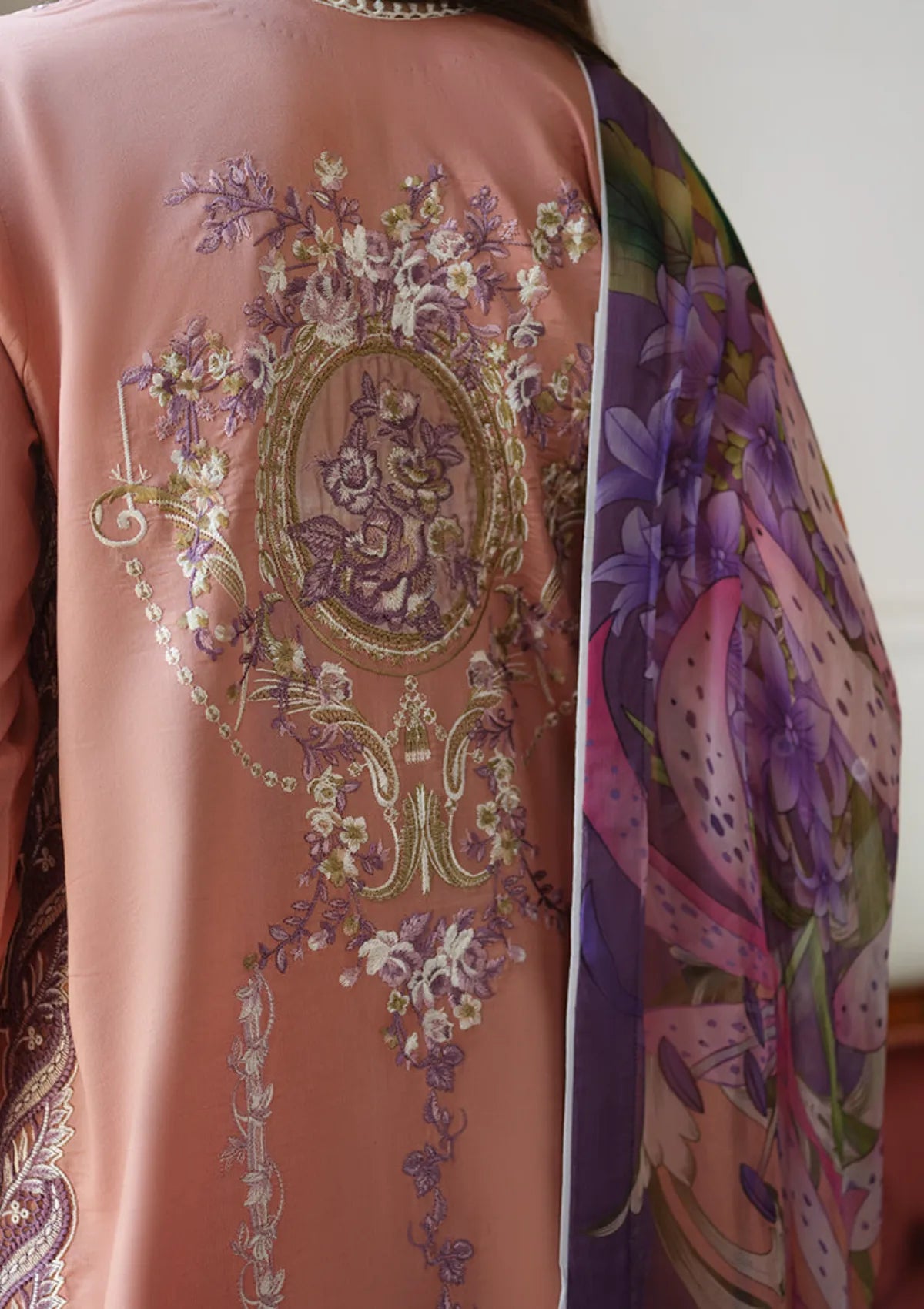 Mushq Amoi Held by Love'26 D-16 Daisy Chain