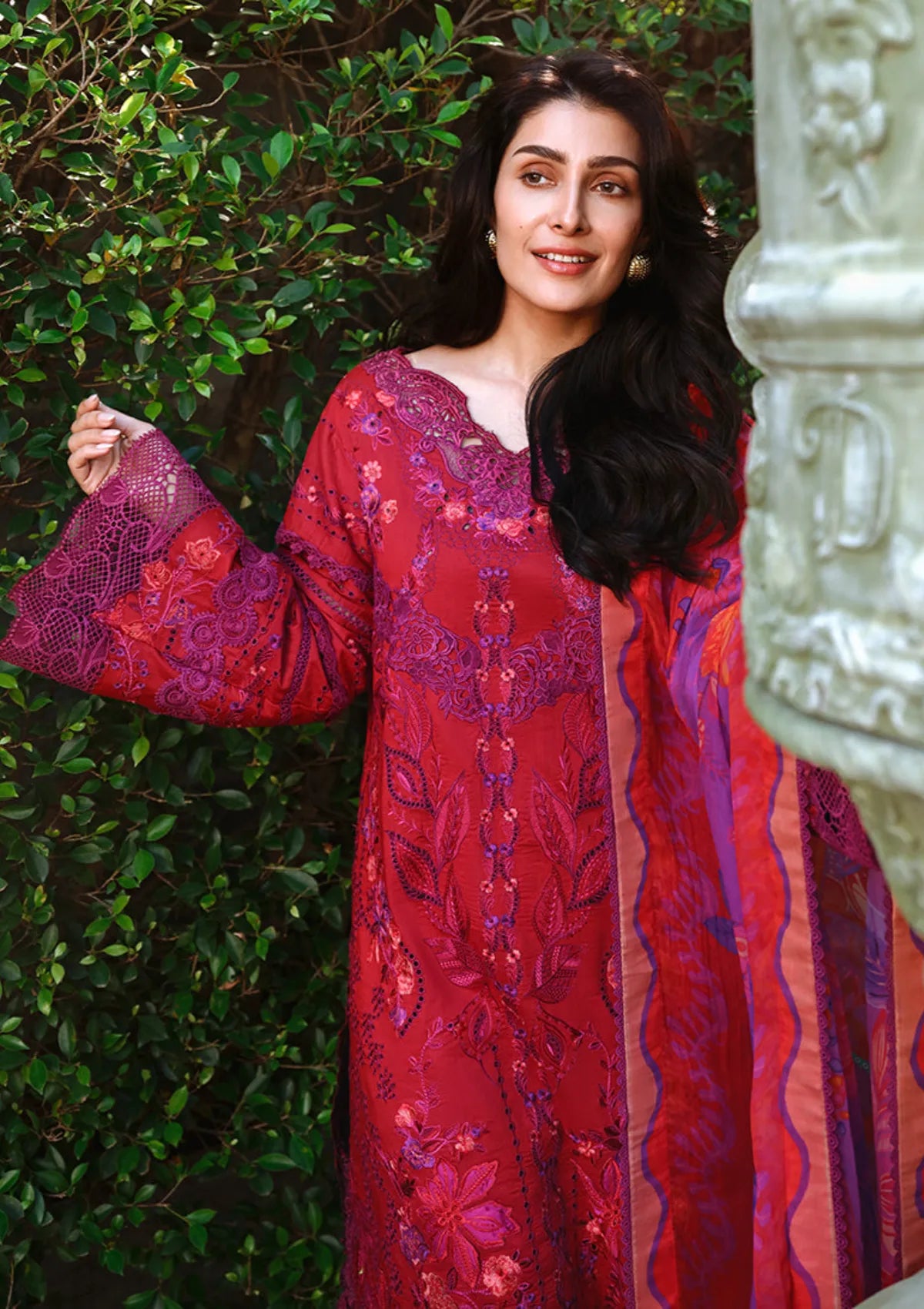 Mushq Amoi Held by Love'26 D-11 Falling Petals