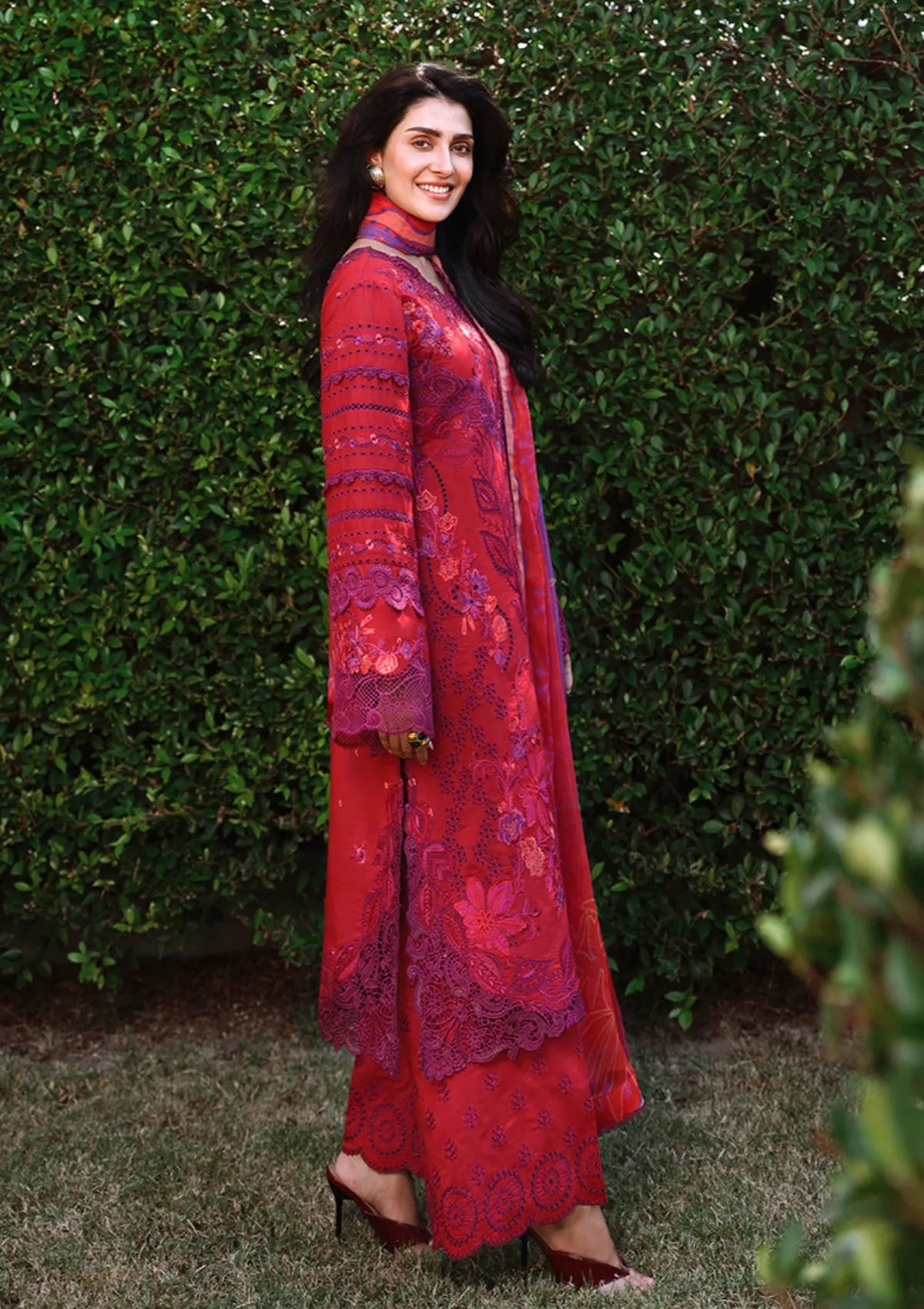 Mushq Amoi Held by Love'26 D-11 Falling Petals