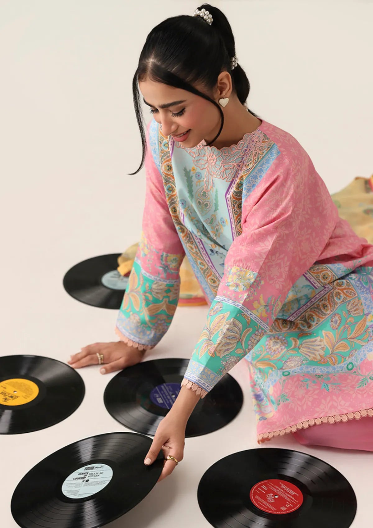 Roheenaz Rosette Lawn'26 D-64A Golden Hour