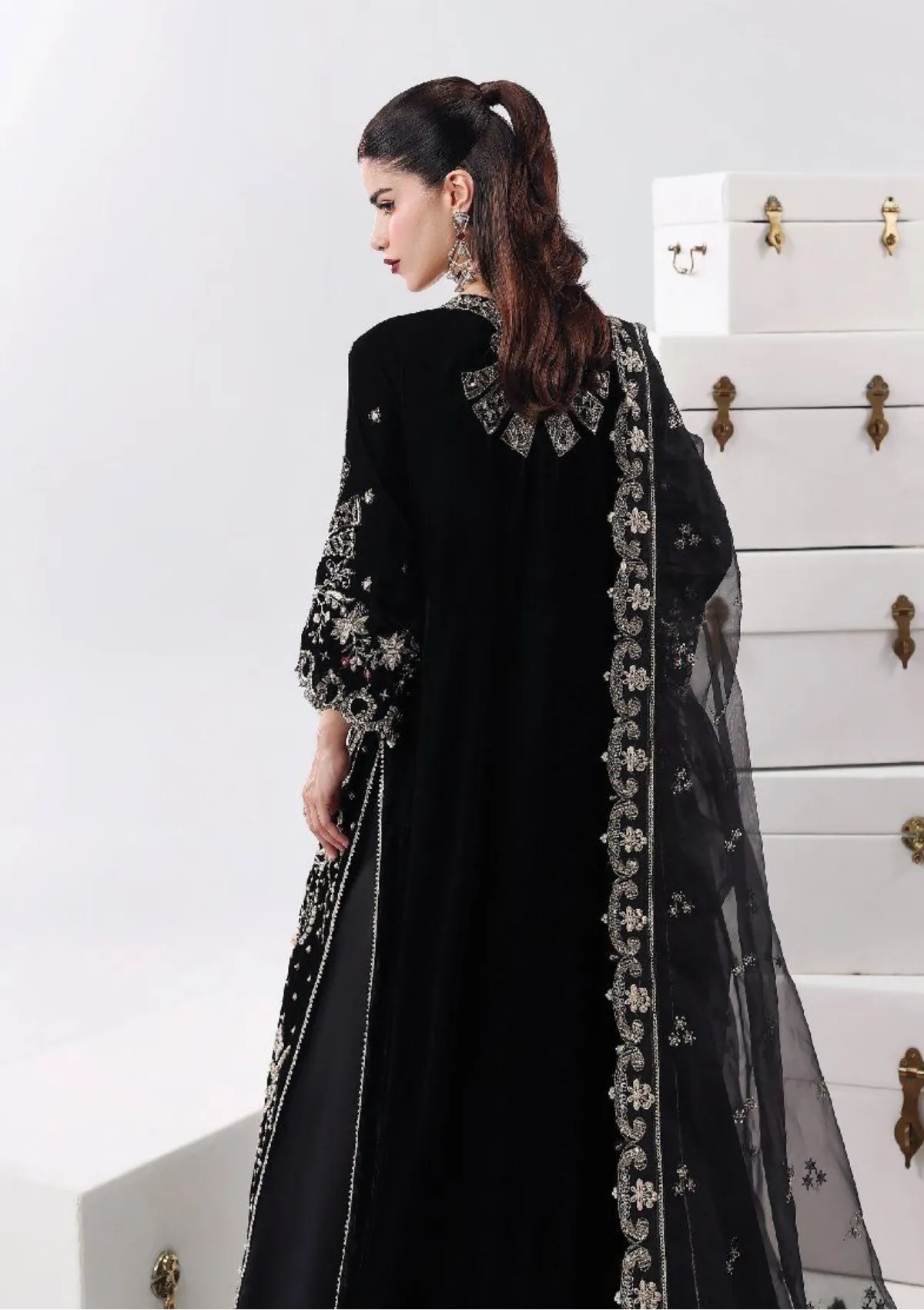 Sardinia L'amore Luxury Handwork Edit'25 D-05 Black Swan