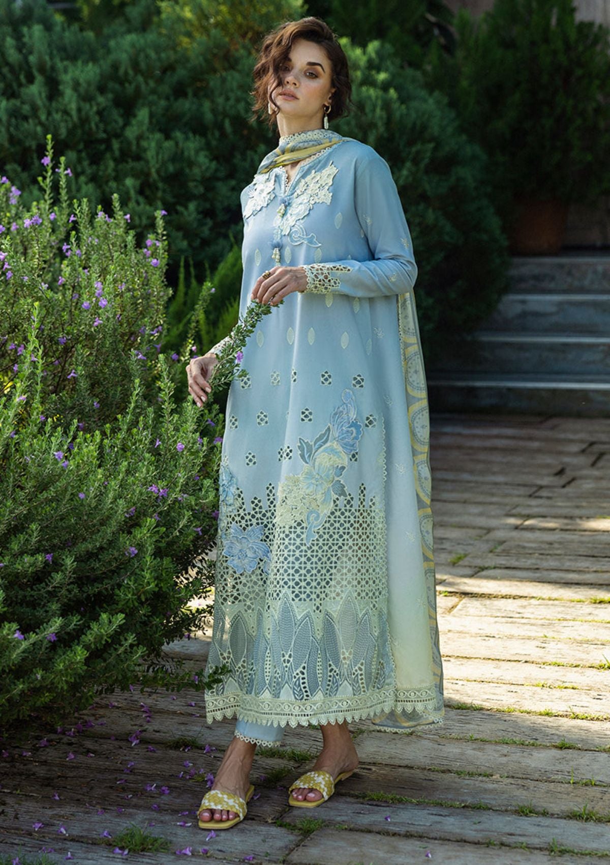 Qiz uzoq vaqt davomida bir dik soradi Lezbiyenlar qolidan kelgan hamma narsani mushuklariga yopishtiradilar