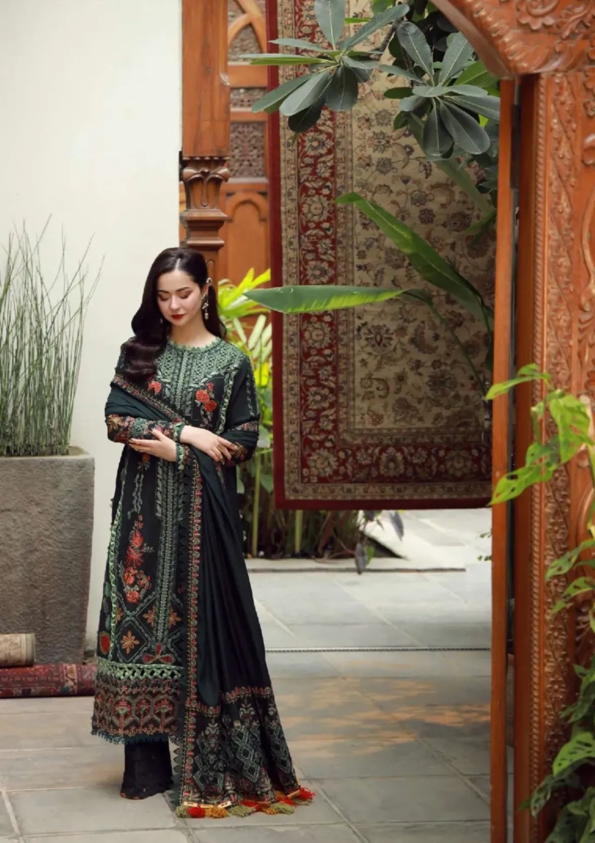 Maryam Hussain Winter Shawl'25 - Almas