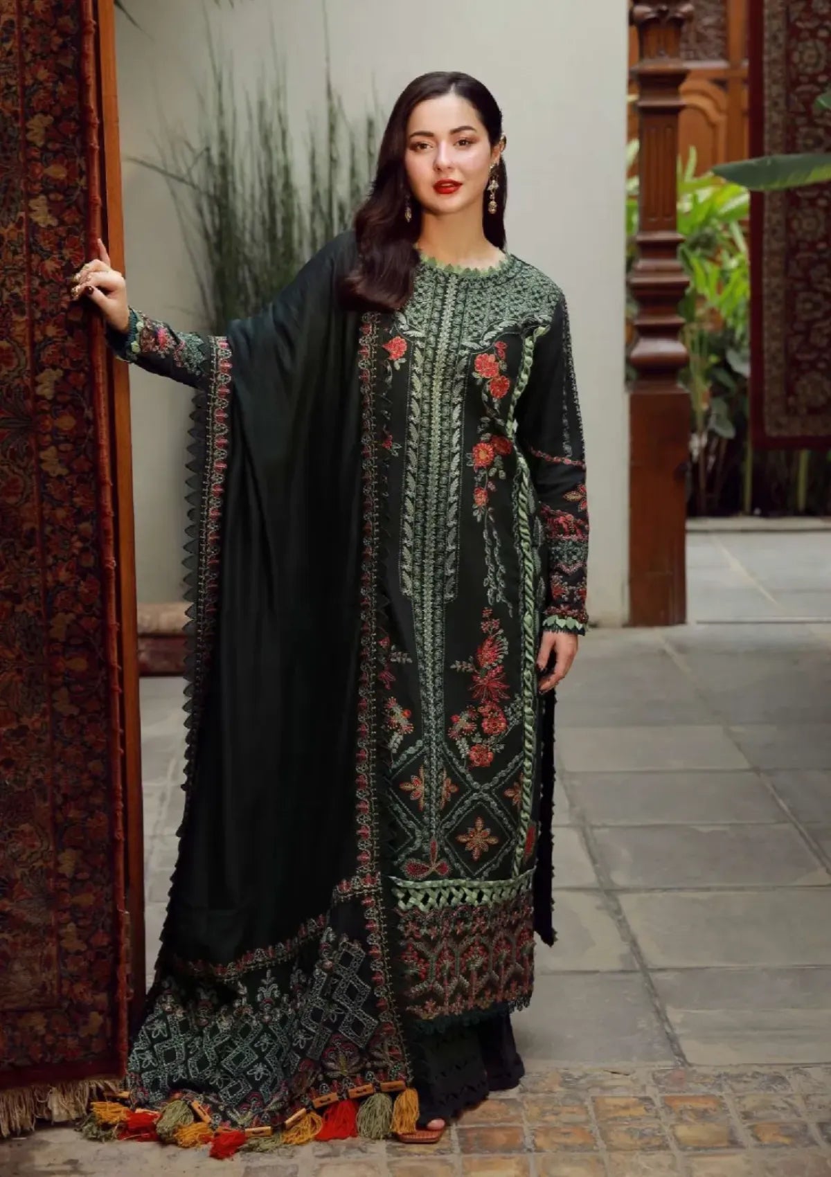 Maryam Hussain Winter Shawl'25 - Almas