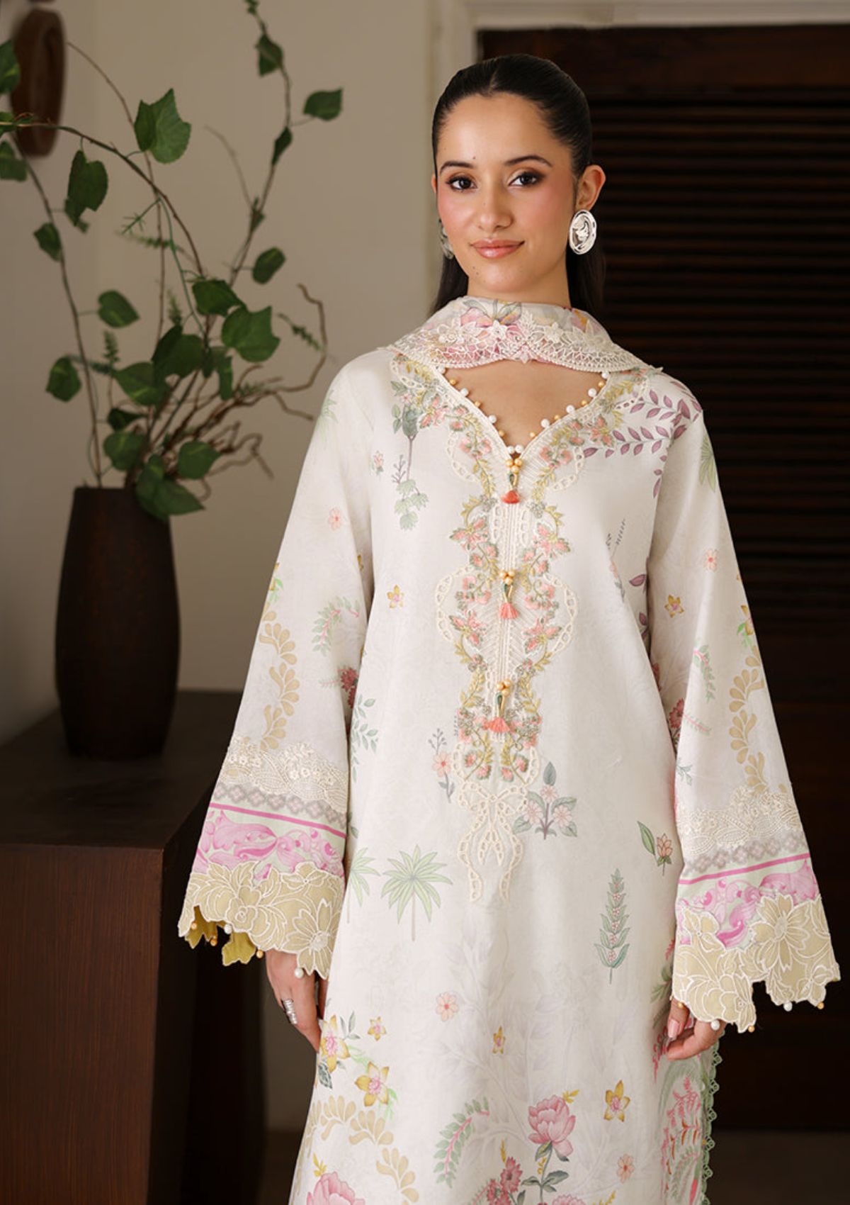 Roheenaz Sunlit Tales'26 D-04 Petalbeam