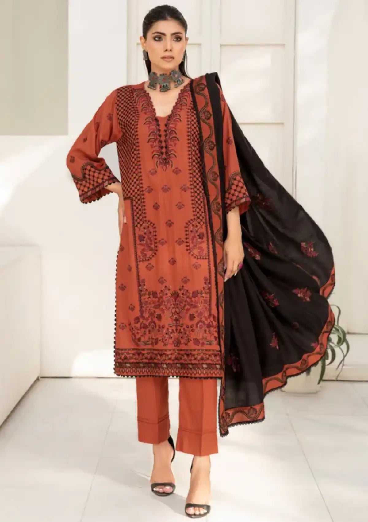 Smile Husn-e-Jadwa Luxury Shawl'23 D-1247 - Mohsin Saeed Fabrics