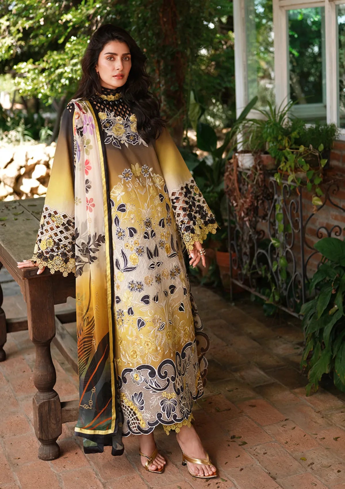 Mushq Amoi Held by Love'26 D-15 Timeless Charm