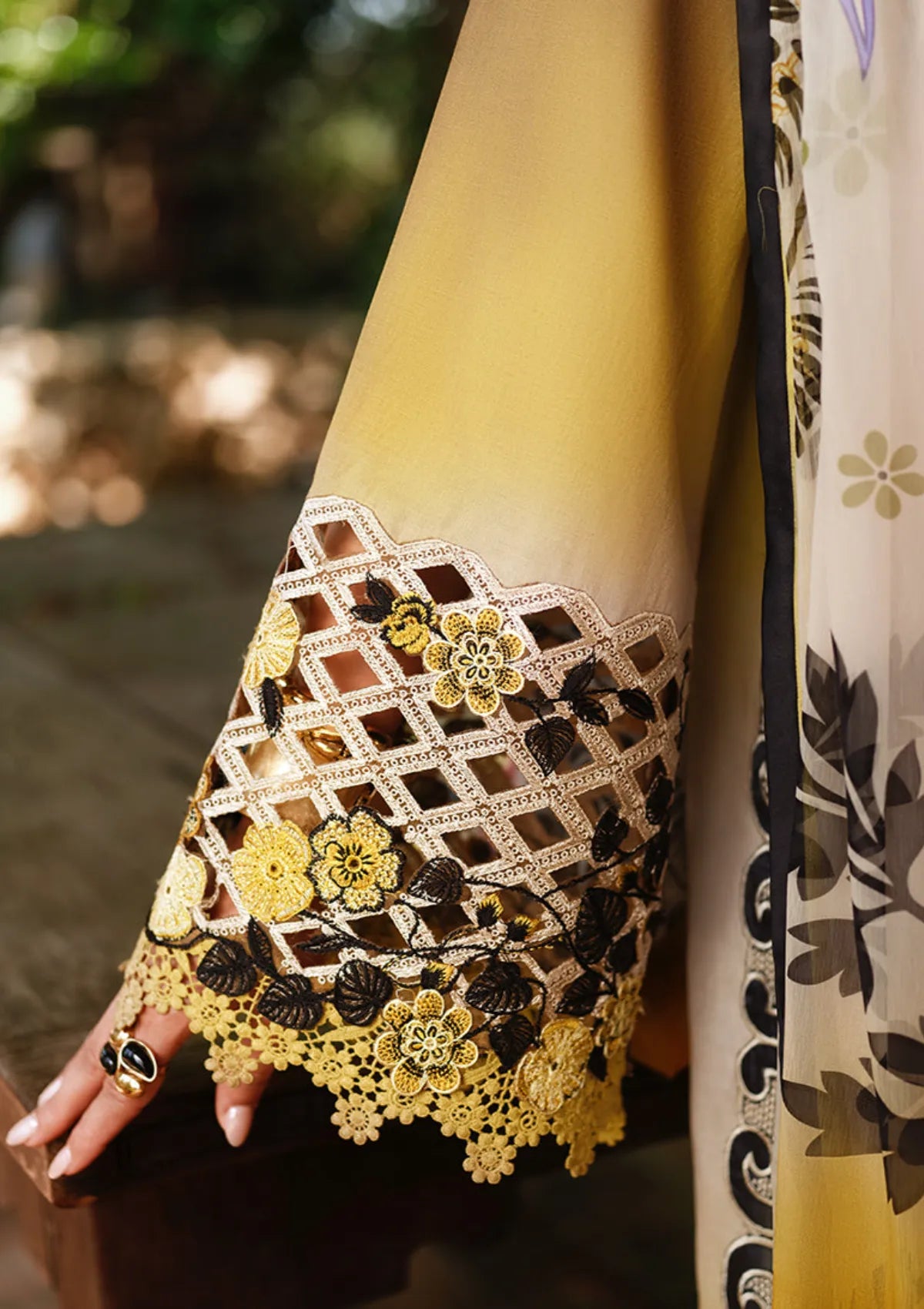 Mushq Amoi Held by Love'26 D-15 Timeless Charm