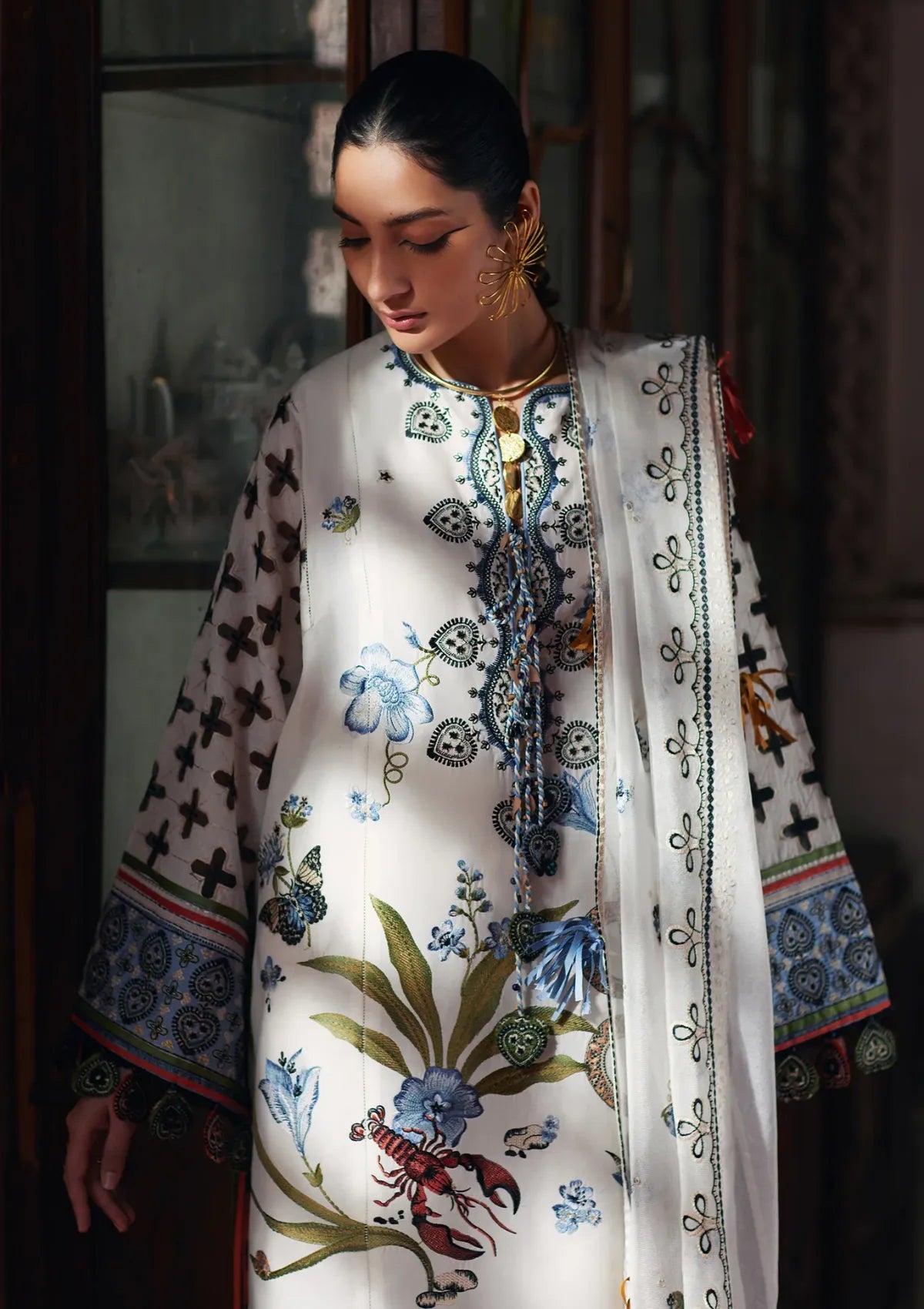 mohsin-saeed-fabrics-is-selling-online-and-in stores-Luxury-daily-wear-wedding-wear-formal-wear-in-budgeted-price-This-product-is-from-elan-lawn-25-el25-04b-azureh-is-available-on-Mohsin-saeed-fabrics-website.