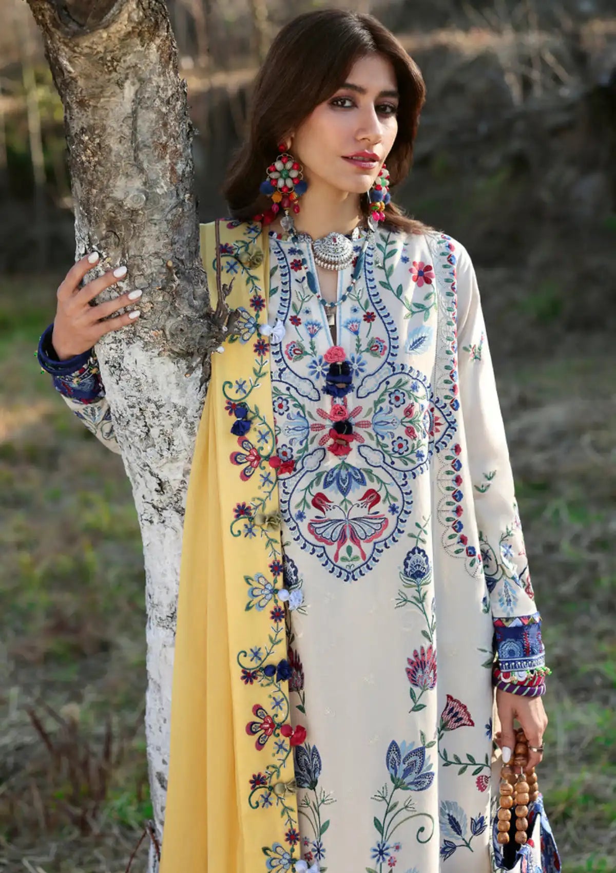 mohsin-saeed-fabrics-is-selling-online-and-in stores-Luxury-daily-wear-wedding-wear-formal-wear-in-budgeted-price-This-product-is-from-zaha-lawn25-kashur-zl25-11-b-is-available-on-Mohsin-saeed-fabrics-website.
